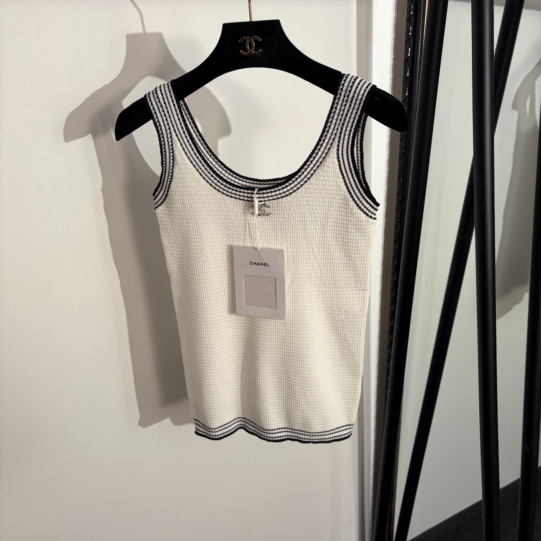 NO:779268,Model No. 20262379 Chane* new style Xiaoxiang logo brooch color block knitted vest, white, black, [one size fits all bust 66, length 53; weight 0.110kg], Chanel - clothing, chanel, chanel, brooch, breastpin,19860909款号20262379 Chane*新款 小香logo胸针 拼色针织背心,白色,黑色,【均码胸围66,长53；重量0.110kg】,香奈儿-服装,chanel,chanel,brooch，breastpin,,Women's clothing