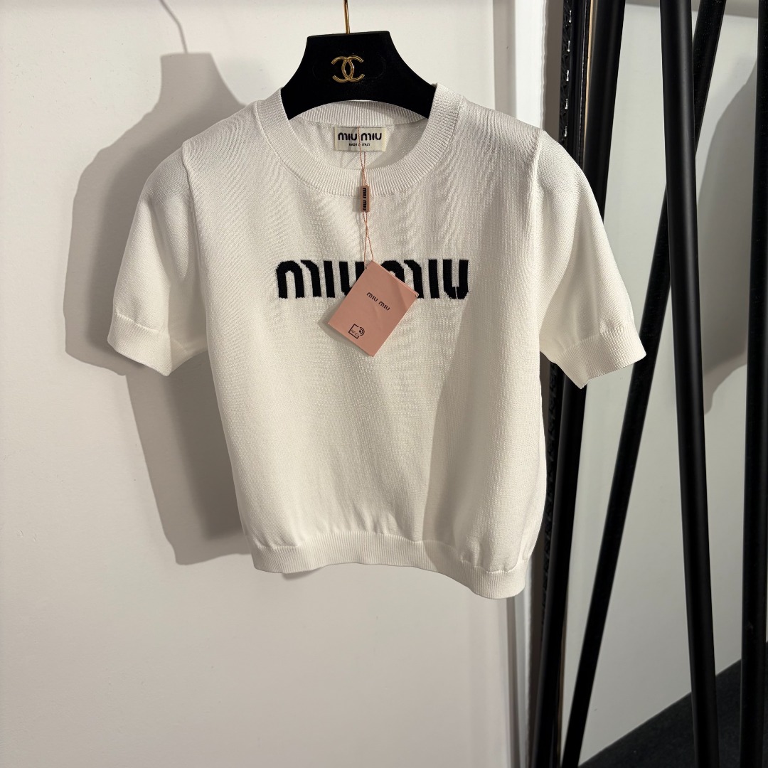NO:779292,Model number 20262380 Miumi* new contrast logo letter pullover short-sleeved sweater top, white, light purple, black, [one size fits all bust 90, sleeve length 21, length 47; weight 0.180kg], Miumi-clothing, miumiu, T-shirt,19860909款号20262380 Miumi*新款撞色logo字母套头短袖针织衫上衣,白色,浅紫色,黑色,【均码胸围90,袖长21,长47；重量0.180kg】,缪缪-服装,miumiu,T-shirt,,Women's clothing