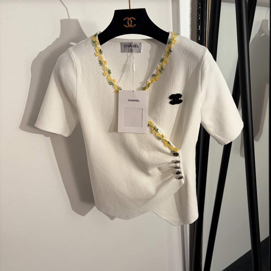 NO:779263,Model No. 20262386 Chane* new style Xiaoxiang logo embroidered patch, flying bird diamond button embroidery lace V-neck slim short-sleeved sweater top, white, black, [one size fits all bust 74, sleeve length 22, length 50; weight 0.265kg], Chanel - clothing, chanel, chanel, T-shirt,19860909款号20262386 Chane*新款 小香logo刺绣贴布 飞鸟镶钻纽扣刺绣花边V领修身短袖针织衫 上衣,白色,黑色,【均码胸围74,袖长22,长50；重量0.265kg】,香奈儿-服装,chanel,chanel,T-shirt,,Women's clothing