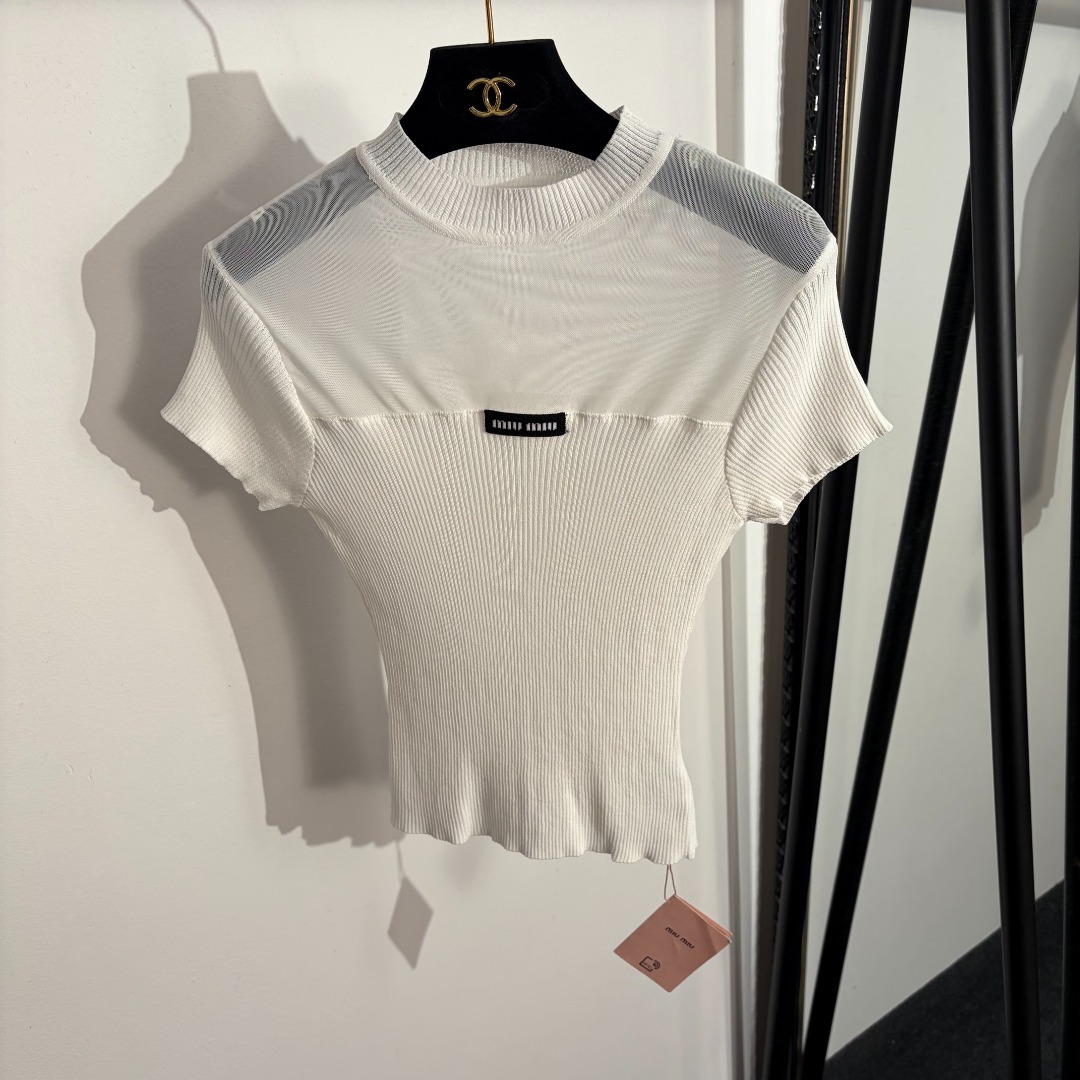 NO:779280,Model No. 20262387 Miumi* new style see-through stitching collar logo letter short-sleeved sweater top, white, Tiffany blue, pink, [one size fits all bust 60, sleeve length 11, length 50; weight 0.105kg], Miumiu-clothing, miumiu, tiffany, T-shirt,19860909款号20262387 Miumi*新款 领标字母透视拼接修身短袖针织衫上衣,白色,蒂芙尼蓝色,粉色,【均码胸围60,袖长11,长50；重量0.105kg】,缪缪-服装,miumiu,tiffany,T-shirt,,Women's clothing