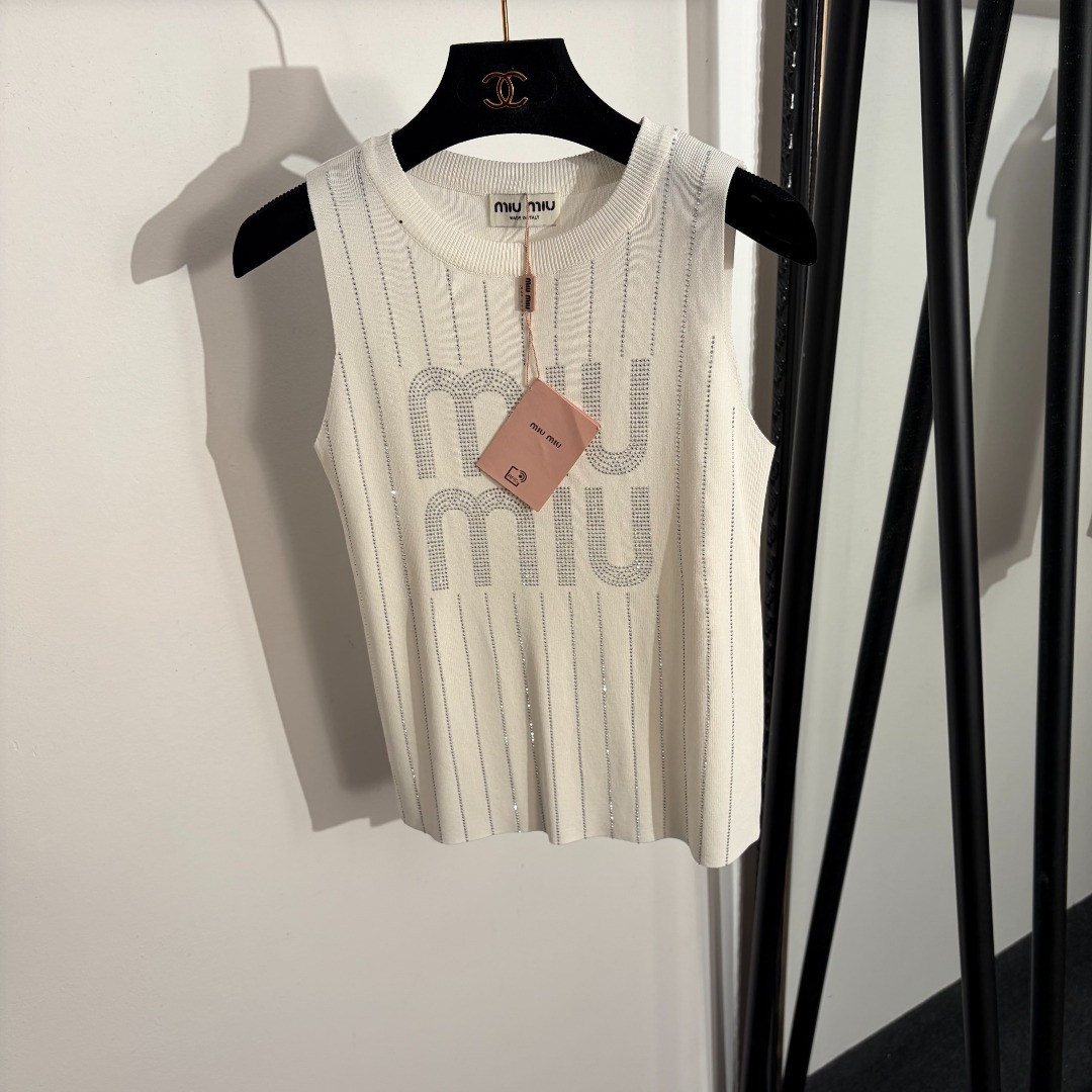NO:779286,Model No. 20262389 Miumi* new model striped knitted vest with rhinestone logo letters, white, black, [One size fits all bust 70, length 52; weight 0.145kg], Miumiu-clothing, miumiu,19860909款号20262389 Miumi*新款 烫钻logo字母条纹针织背心,白色,黑色,【均码胸围70,长52；重量0.145kg】,缪缪-服装,miumiu,,Women's clothing