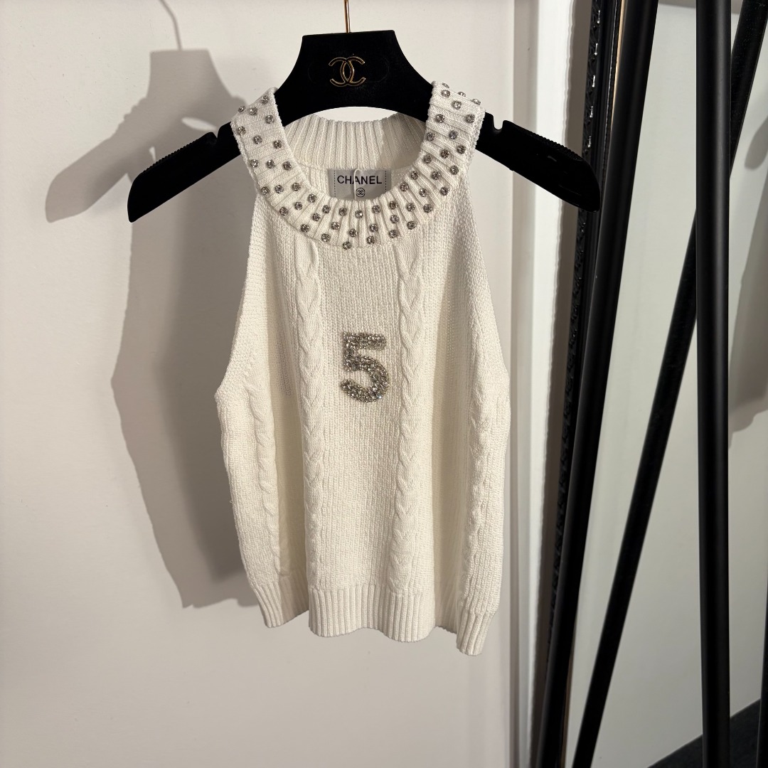 NO:779253,Model No. 20262392 Chane* New Number 5 Heavy Industry Studded Knitted Vest, White, Black, [One Size Fits All Bust 72, Length 42; Weight 0.195kg], Chanel - Clothing, chanel, chanel,19860909款号20262392 Chane*新款 数字5重工钉钻针织背心,白色,黑色,【均码胸围72,长42；重量0.195kg】,香奈儿-服装,chanel,chanel,,Women's clothing