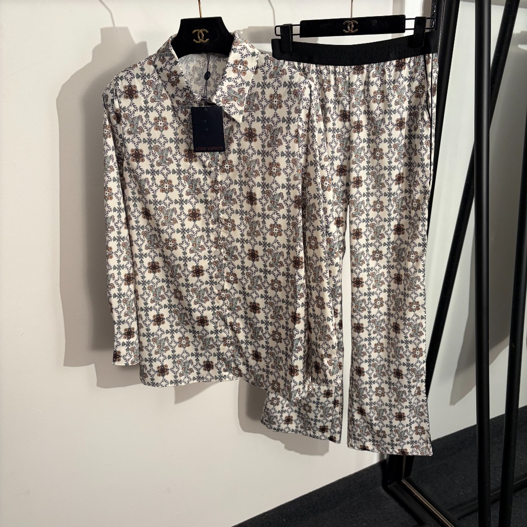 NO:779169,Model No. 20262399 LV* new home style casual suit, retro flower logo letter printed long-sleeved shirt + high-waisted casual trousers, white, SML, [M size shoulder width 37, bust 96, sleeve length 57, length 67; waist 64 elastic, length 99; weight 0.425kg], Louis Vuitton-clothing, louis vuitton, louis vuitton,19860909款号20262399 LV*新款家居风休闲套装,复古花朵logo字母印花长袖衬衣+高腰休闲长裤,白色,SML,【M码肩宽37,胸围96,袖长57,长67；腰围64弹力,长99；重量0.425kg】,路易威登-服装,louis vuitton,louis vuitton,,Women's clothing