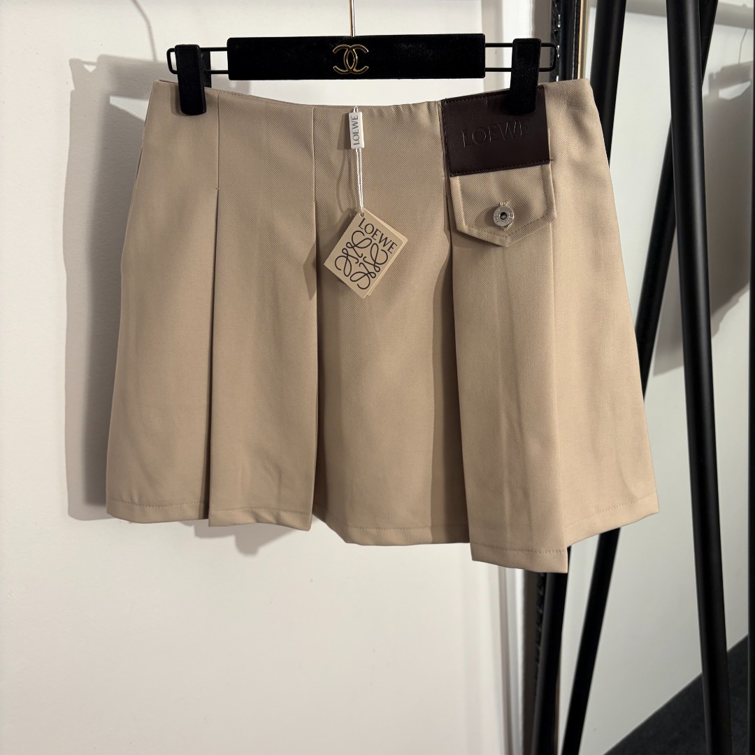 NO:779190,Model number 20262407 Loew* new logo leather label decorated high waist pleated short skirt, khaki, black, SML, [M size waist 72, length 39; weight 0.255kg], Loew-clothing, loewe, loewe, skirts,19860909款号20262407 Loew*新款 logo皮标装饰高腰压褶短半裙,卡其色,黑色,SML,【M码腰围72,长39；重量0.255kg】,罗意威-服装,loewe,loewe,skirts,,Women's clothing