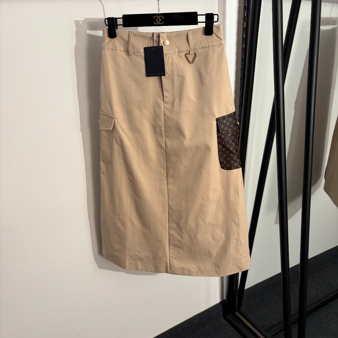 NO:779174,Model No. 20262408 LV* new style double-sided pocket presbyopic patchwork leather high-waist slim work skirt, khaki, black, S-XL, [M size waist 68 elastic, length 79; weight 0.340kg], Louis Vuitton-clothing, louis vuitton, louis vuitton, skirts,19860909款号20262408 LV*新款 双侧口袋老花拼皮高腰显瘦工装半裙,卡其色,黑色,S-XL,【M码腰围68弹力,长79；重量0.340kg】,路易威登-服装,louis vuitton,louis vuitton,skirts,,Women's clothing