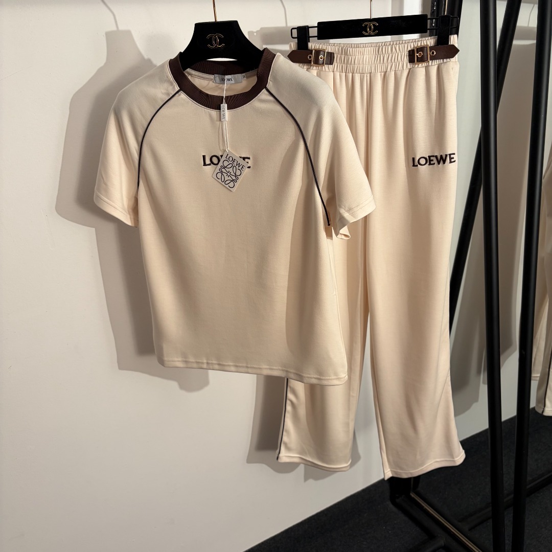 NO:779184,Model No. 20262410 Loew* new casual suit, short-sleeved T-shirt with logo embroidered letters on the chest + casual trousers with elastic waist and leather buckle at the waist, apricot, blue, coffee color, S-XL, [M size bust 92, sleeve length 28, length 58; waist 64 elastic, length 99; weight 0.560kg], Loew-clothing, loewe, loewe, T-shirt, tees, t-shirt,19860909款号20262410 Loew*新款休闲套装,胸前logo刺绣字母短袖T恤+腰间皮扣松紧腰休闲长裤,杏色,蓝色,咖色,S-XL,【M码胸围92,袖长28,长58；腰围64弹力,长99；重量0.560kg】,罗意威-服装,loewe,loewe,T-shirt,tees，t-shirt,,Women's clothing