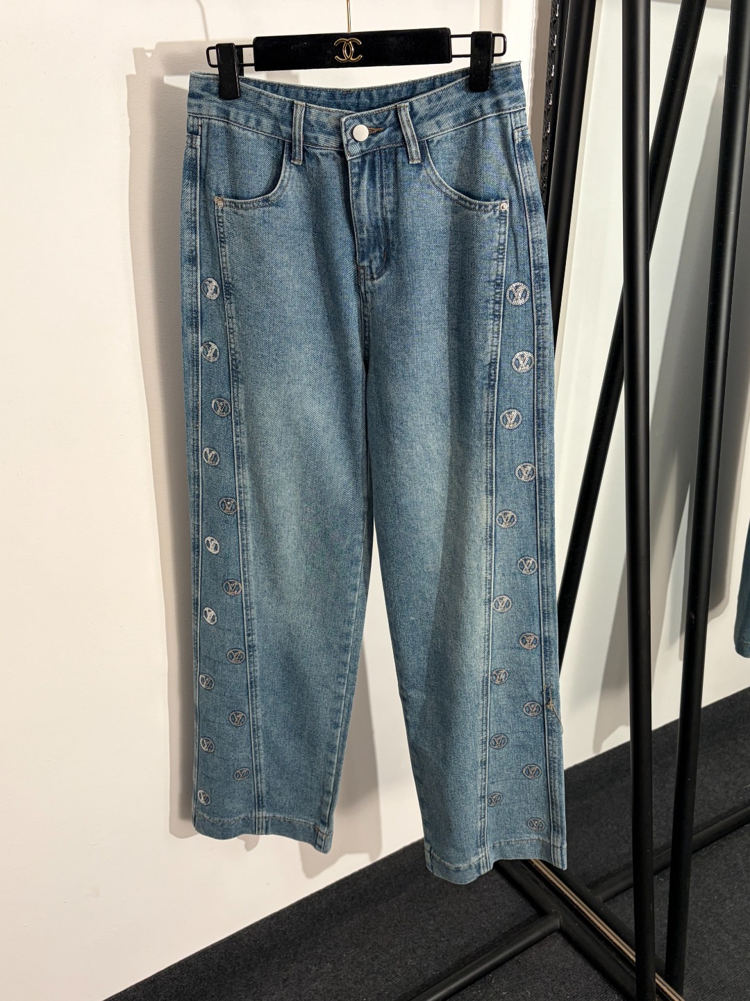 NO:779178,Style number 20262424 LV's latest denim trousers with sequined logo letter embroidery on the side, blue, S-XL, [M size waist 72, length 105; weight 0.640kg], Louis Vuitton-clothing, louis vuitton, louis vuitton,19860909款号20262424 LV*新款 侧边亮片logo字母刺绣牛仔长裤,蓝色,S-XL,【M码腰围72,长105；重量0.640kg】,路易威登-服装,louis vuitton,louis vuitton,,Women's clothing