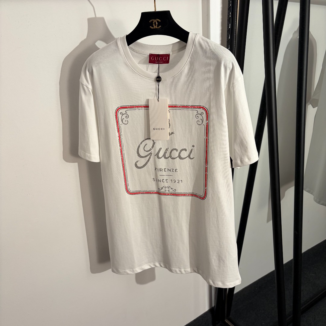 NO:779189,Model number 20262430 Gucc* new style casual short-sleeved T-shirt with emblem letter square print, white, S M L, [M size shoulder width 48, bust 104, sleeve length 21, length 73; weight 0.235kg], Gucci-clothing, gucci, gucci, T-shirt, tees, t-shirt,19860909款号20262430 Gucc*新款 徽章字母四方印花休闲短袖T恤,白色,S M L,【M码肩宽48,胸围104,袖长21,长73；重量0.235kg】,古驰-服装,gucci,gucci,T-shirt,tees，t-shirt,,Women's clothing