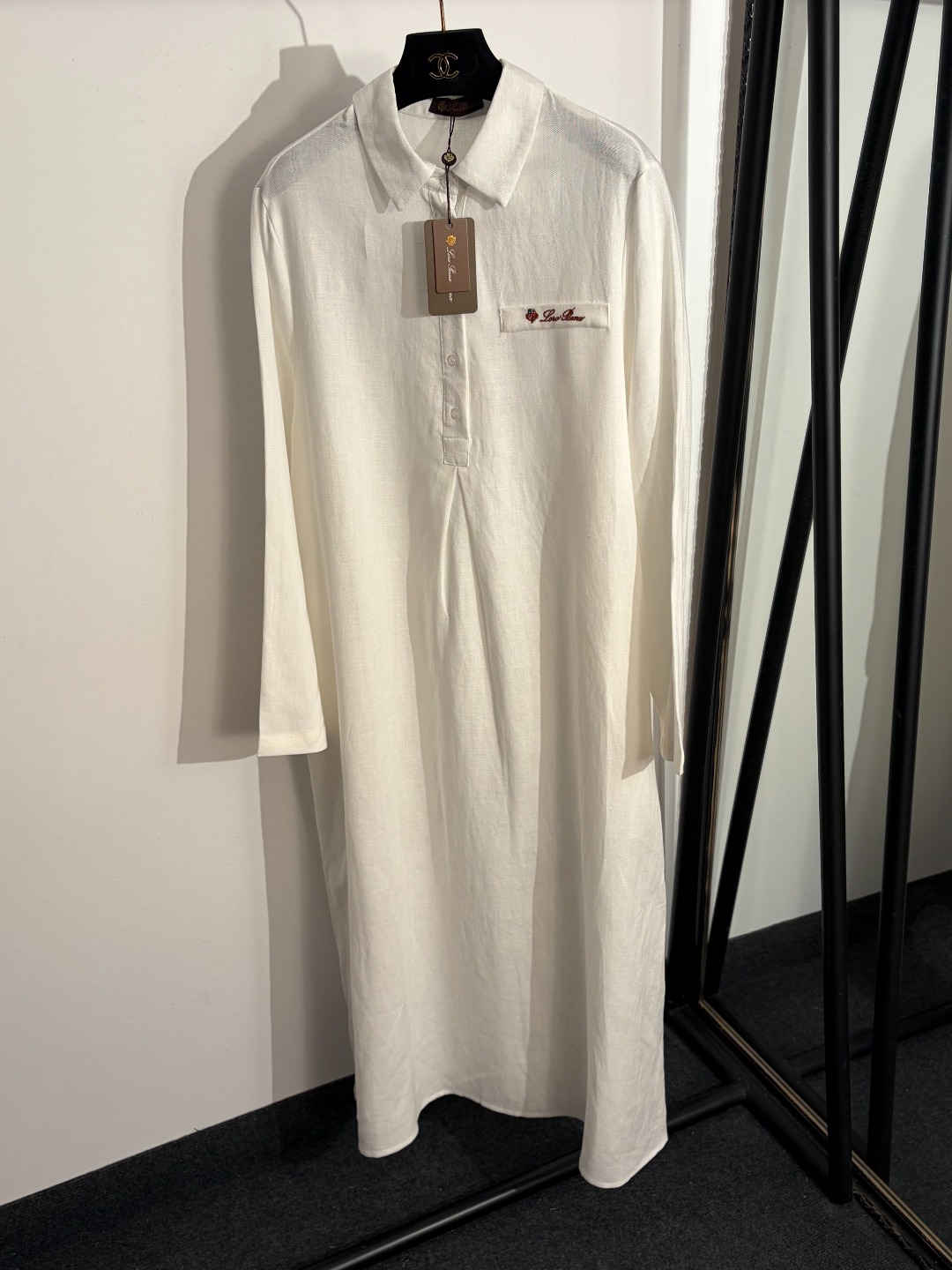 NO:779161,Model No. 20262512 Loro Piana*LP new model, simple logo embroidered letters on the chest, half-button shirt collar, long-sleeved linen dress, off-white, orange red, navy blue, apricot, light green, SML, [S size shoulder width 43, bust 108, sleeve length 62, length 129; weight 0.590kg], women's clothing, loro piana, loro piana, skirts,19860909款号20262512 Loro Piana*LP新款 胸前简约logo刺绣字母半开扣衬衣领长袖长款亚麻连衣裙,米白色,桔红色,藏蓝色,杏色,浅绿色,SML,【S码肩宽43,胸围108,袖长62,长129；重量0.590kg】,女装,loro piana,loro piana,skirts,,Women's clothing