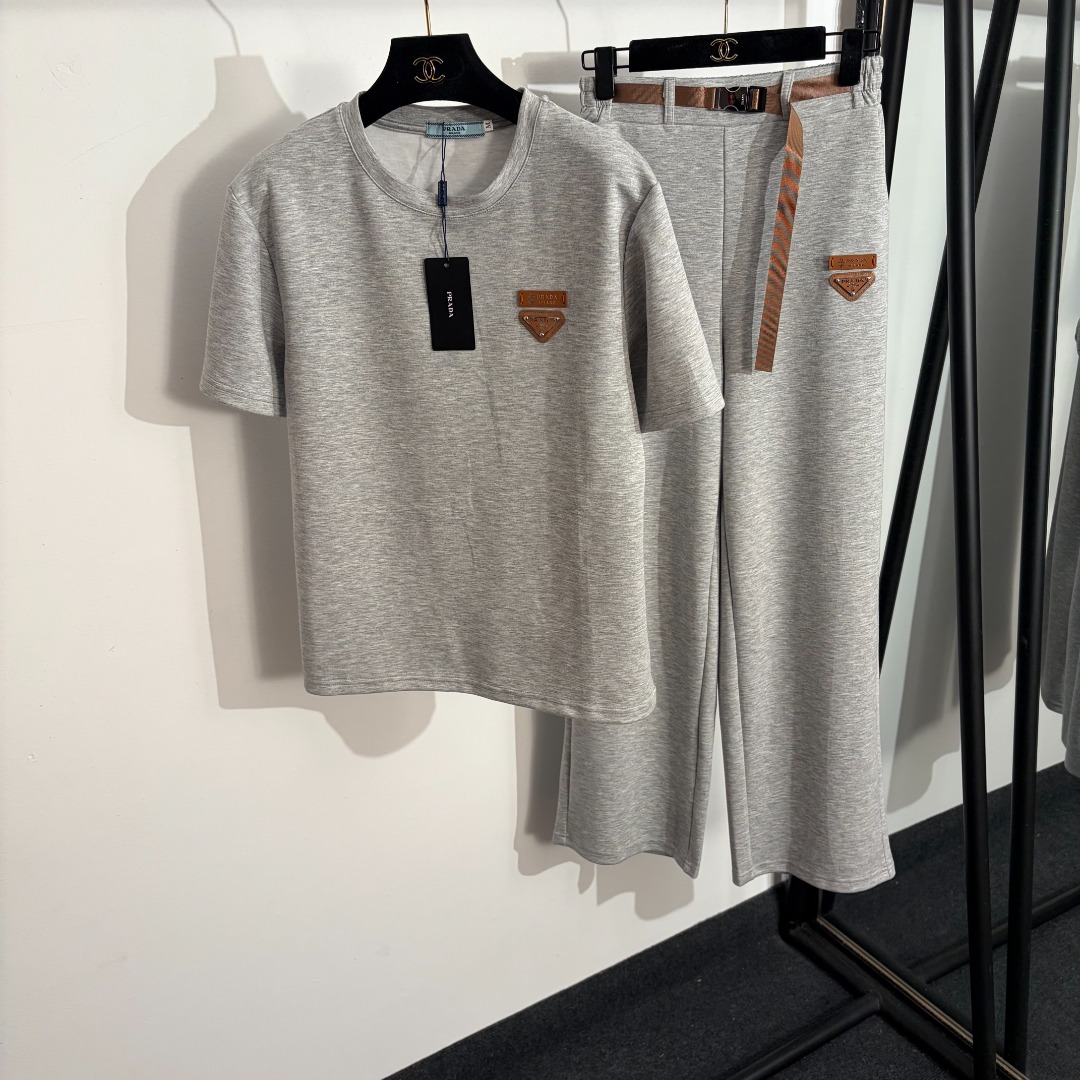 NO:779193,Model number 20262518 Prad* new sports suit, leather logo triangle logo short-sleeved T-shirt + safety buckle belt casual trousers, gray, apricot, black, S-XL, [M size shoulder width 43, chest 96, sleeve length 20, length 60; waist 64 elastic, length 100; weight 0.615kg], Prada - clothing, prada, prada, T-shirt, tees, t-shirt,19860909款号20262518 Prad*新款运动套装,皮标logo三角标短袖T恤+安全扣腰带休闲长裤,灰色,杏色,黑色,S-XL,【M码肩宽43,胸围96,袖长20,长60；腰围64弹力,长100；重量0.615kg】,普拉达-服装,prada,prada,T-shirt,tees，t-shirt,,Women's clothing
