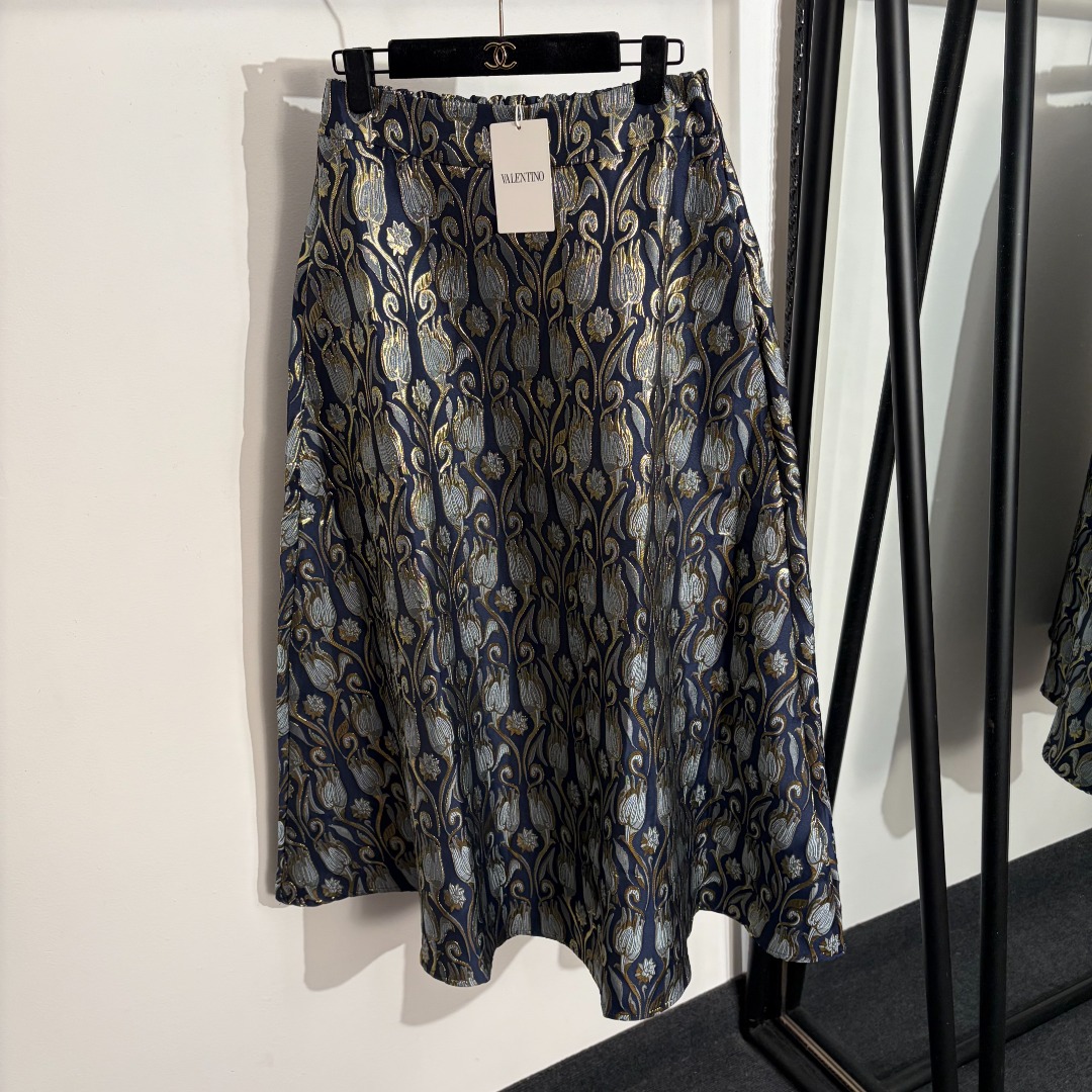 NO:779181,Model No. 20262523 Valentin* new high-end luxury bright silk jacquard high-waisted mid-length skirt, blue, S-XL, [M size waist 72 elastic, length 92; weight 0.475kg], Valentino-clothing, valentino, valentino, skirts,19860909款号20262523 Valentin*新款 高端奢华亮丝提花高腰中长款半裙,蓝色,S-XL,【M码腰围72弹力,长92；重量0.475kg】,华伦天奴-服装,valentino,valentino,skirts,,Women's clothing