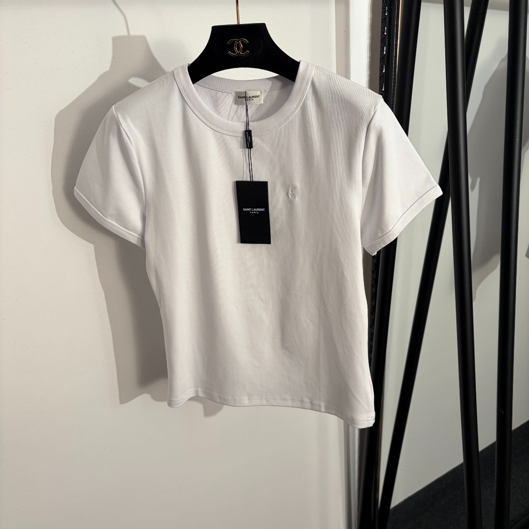 NO:779176,Model No. 20262526 YSL* new style slim-fit short-sleeved T-shirt with simple logo embroidery on the chest, white, khaki, black, SML, [M size shoulder width 37, bust 86, sleeve length 16, length 55; weight 0.180kg], Saint Laurent-clothing, saint laurent, saint laurent, T-shirt, tees, t-shirt,19860909款号20262526 YSL*新款 胸前简约logo刺绣修身短袖T恤,白色,卡其色,黑色,SML,【M码肩宽37,胸围86,袖长16,长55；重量0.180kg】,圣罗兰-服装,saint laurent,saint laurent,T-shirt,tees，t-shirt,,Women's clothing