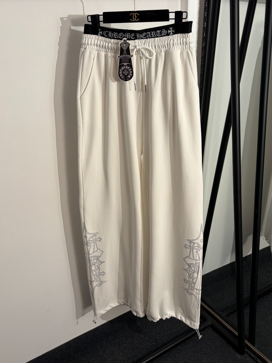 NO:779071,Model No. 20262536 Chrome Hearts' latest model, side hot diamond cross logo, letter webbing stitching, high-waisted casual sweatpants, trousers, white, black, SML, [L size waist 72 elastic, length 115; weight 0.675kg], Chrome Hearts - Clothing, chrome hearts,19860909款号20262536 克罗心*新款 侧边烫钻十字架logo 字母织带拼接高腰休闲卫裤 长裤,白色,黑色,SML,【L码腰围72弹力,长115；重量0.675kg】,克罗心-服装,chrome hearts,,Women's clothing