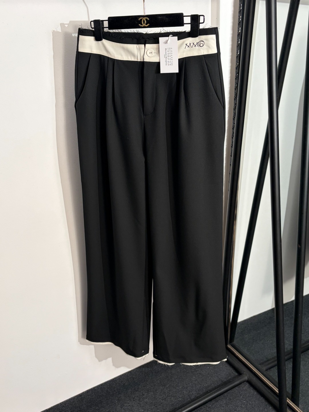 NO:779066,Model No. 20262537 MM6* new color block high waist trousers suit pants, black, SML, [M size waist 76, length 110; weight 0.465kg], women's clothing, masion margiela, business suit,19860909款号20262537 MM6*新款 拼色高腰长裤 西装裤,黑色,SML,【M码腰围76,长110；重量0.465kg】,女装,masion margiela,business suit,,Women's clothing