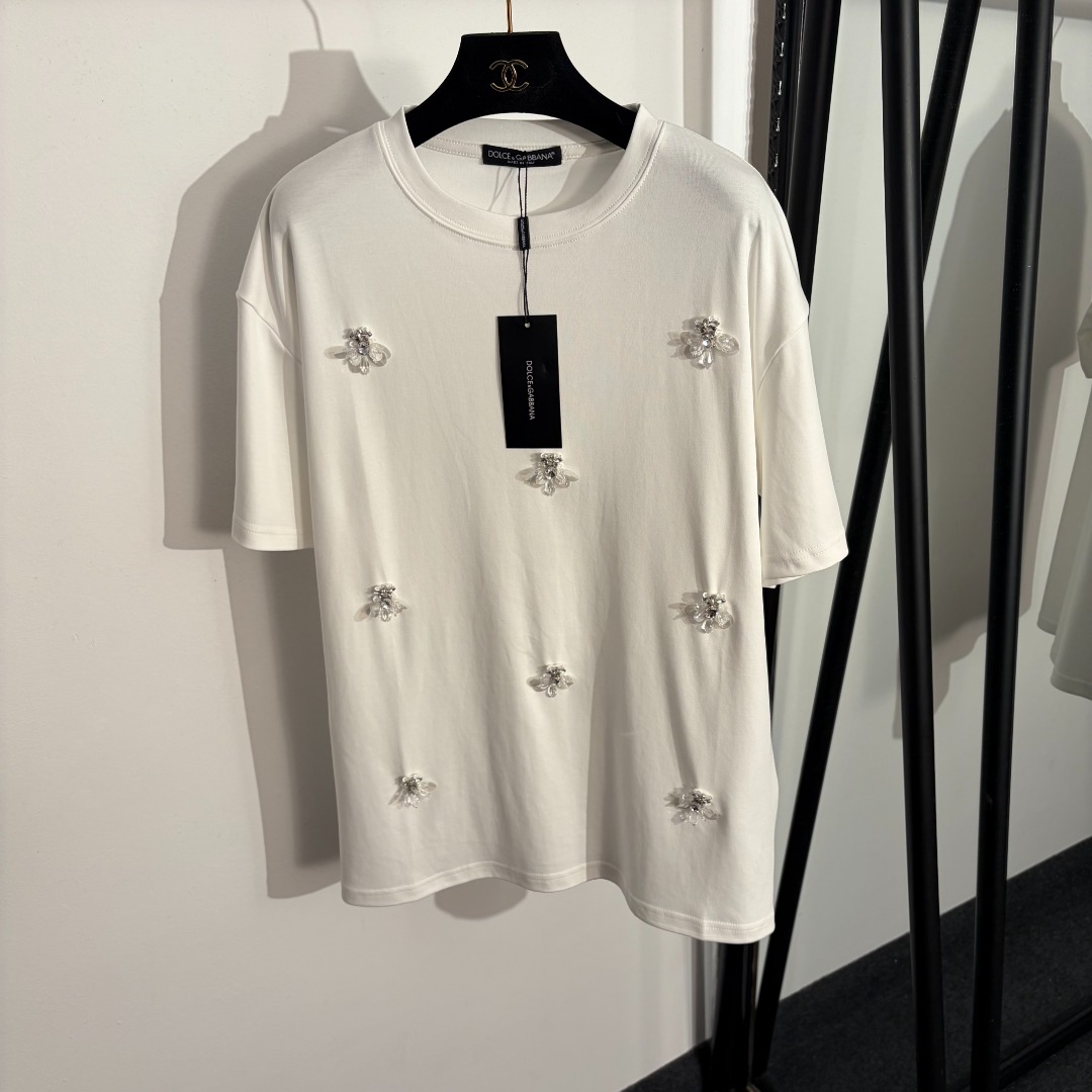 NO:779057,Model No. 20262538 DG* new heavy industry sequin studs and bees three-dimensional decoration loose large short-sleeved T-shirt, white, coffee color, black, [one size fits all shoulder width 52, bust 110, sleeve length 20, length 71; weight 0.265kg], Dolce & Gabbana - clothing, Dolce&Gabbana, T-shirt, tees, t-shirt,19860909款号20262538 DG*新款 重工亮片钉钻小蜜蜂立体装饰宽松大版短袖T恤,白色,咖色,黑色,【均码肩宽52,胸围110,袖长20,长71；重量0.265kg】,杜嘉班纳-服装,Dolce&Gabbana,T-shirt,tees，t-shirt,,Women's clothing