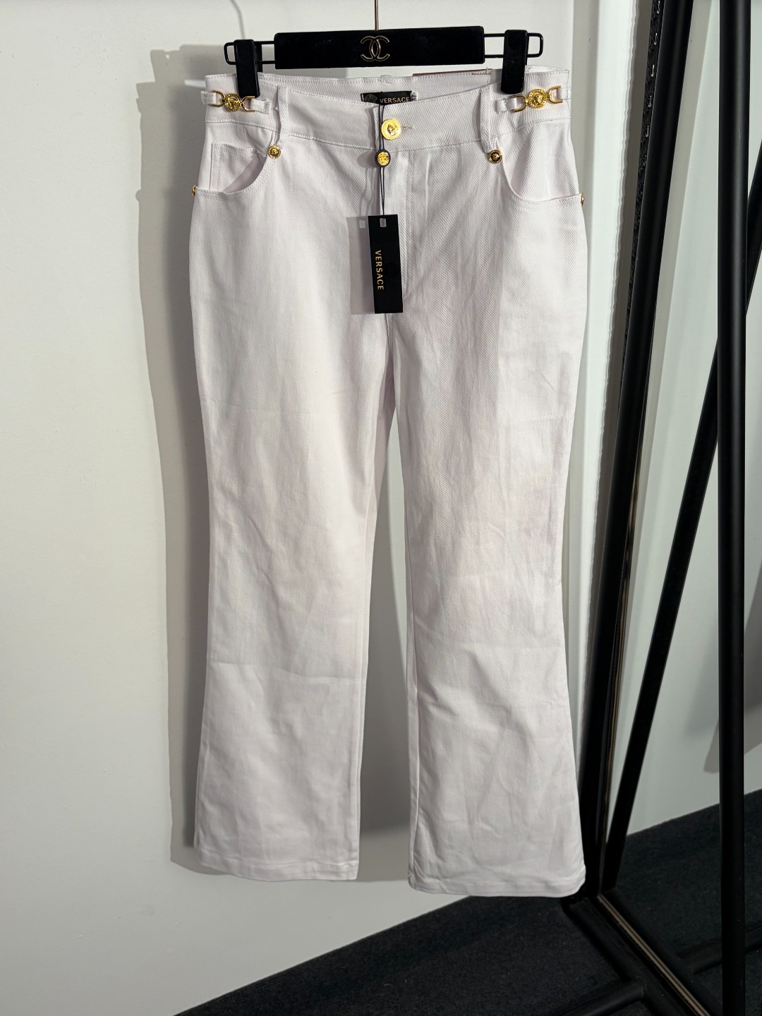 NO:779095,Model number 20262543 Versac* new style Medusa metal waist buckle micro-flare denim trousers, white, blue, S-XL, [M size waist 74, length 103; weight 0.450kg], Versace-clothing,versace,versace,19860909款号20262543 Versac*新款 美杜莎金属腰扣微喇叭牛仔长裤,白色,蓝色,S-XL,【M码腰围74,长103；重量0.450kg】,范思哲-服装,versace,versace,,Women's clothing