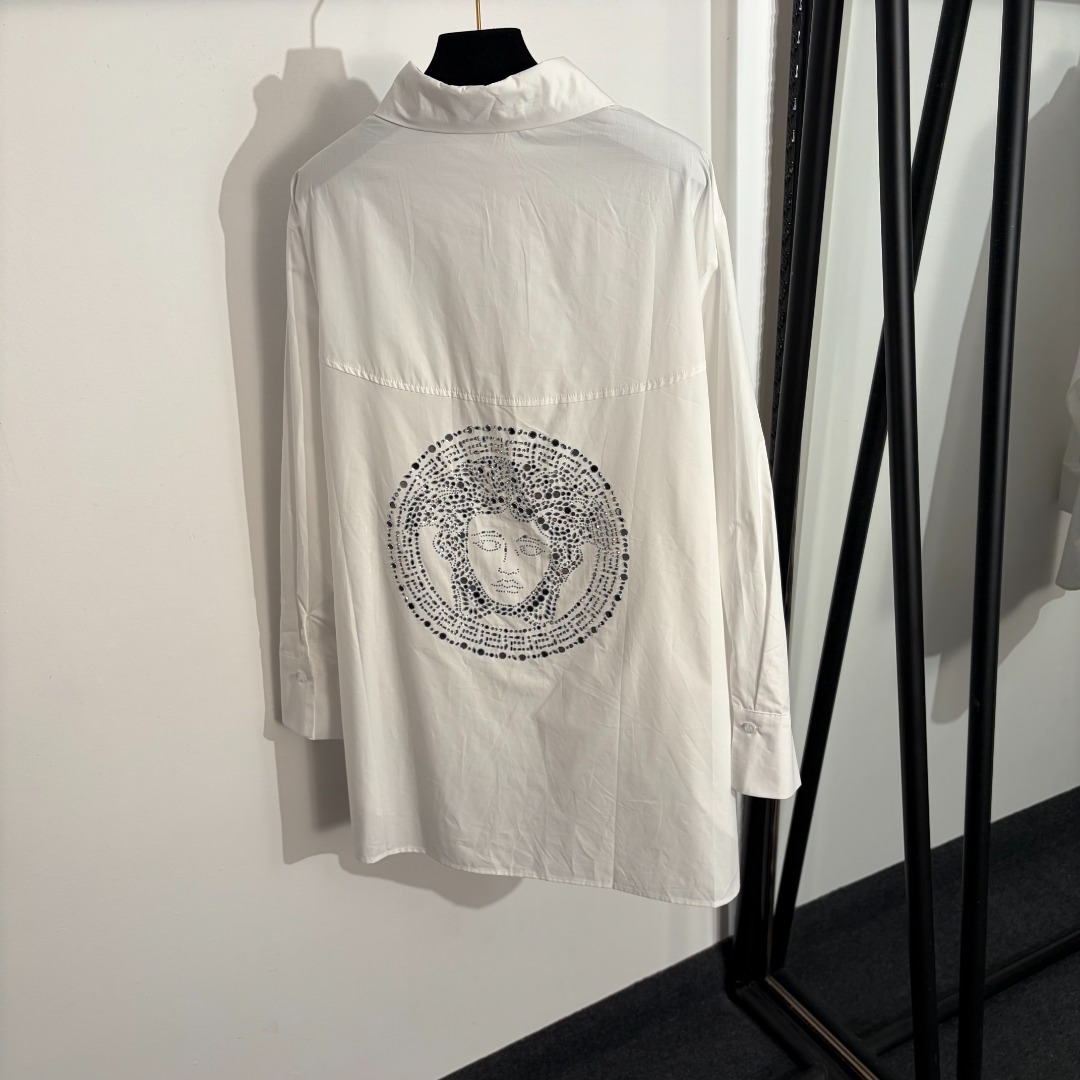NO:779101,Model No. 20262547 Versac* new model Medusa portrait irregular long-sleeved shirt with diamond back, white, black, brown, S-XL, [M size shoulder width 49, chest 130, sleeve length 59, length 67-81; weight 0.315kg], Versace-clothing, versace, versace,19860909款号20262547 Versac*新款 后背烫钻美杜莎人像不规则长袖衬衣,白色,黑色,棕色,S-XL,【M码肩宽49,胸围130,袖长59,长67-81；重量0.315kg】,范思哲-服装,versace,versace,,Women's clothing