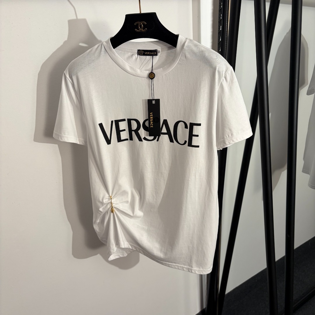 NO:779077,Model number 20262560 Versac* new logo letter printed Medusa pin decorated waist short-sleeved T-shirt, white, pink, black, S-XL, [M size shoulder width 42, chest 100, sleeve length 18, length 63; weight 0.140kg], Versace-clothing,versace,versace,T-shirt,tees,t-shirt,19860909款号20262560 Versac*新款 logo字母印花美杜莎别针装饰收腰短袖T恤,白色,粉色,黑色,S-XL,【M码肩宽42,胸围100,袖长18,长63；重量0.140kg】,范思哲-服装,versace,versace,T-shirt,tees，t-shirt,,Women's clothing