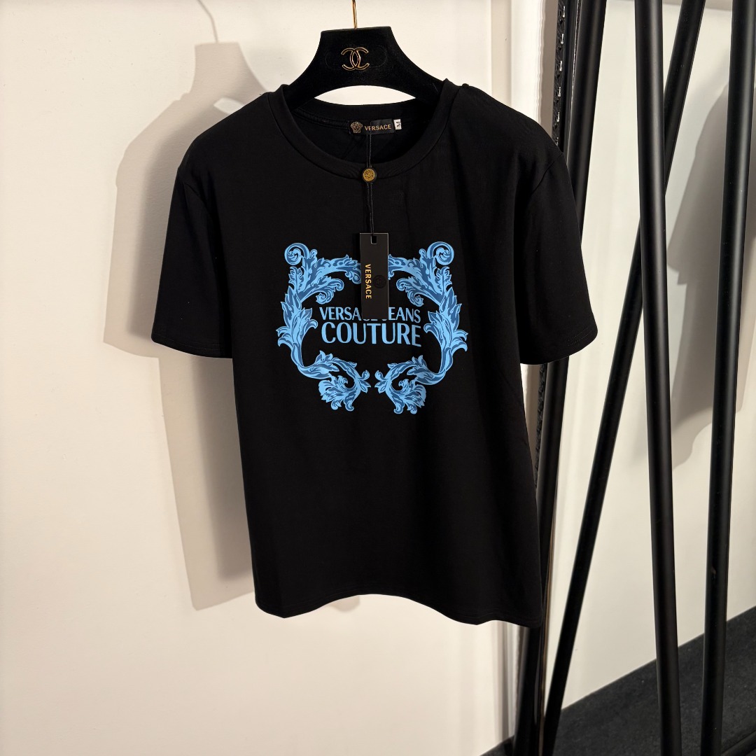 NO:779069,Model No. 20262562 Versac* new style short-sleeved T-shirt with letter print on the chest, black, white, S-XL, [M size shoulder width 42, chest 94, sleeve length 19, length 64; weight 0.185kg], Versace-clothing, versace, versace, T-shirt, tees, t-shirt,19860909款号20262562 Versac*新款 胸前字母印花短袖T恤,黑色,白色,S-XL,【M码肩宽42,胸围94,袖长19,长64；重量0.185kg】,范思哲-服装,versace,versace,T-shirt,tees，t-shirt,,Women's clothing
