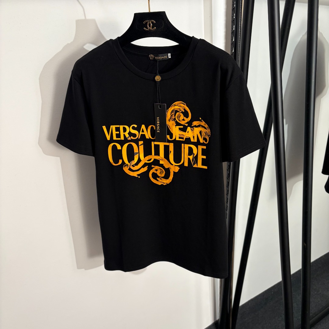 NO:779073,Model No. 20262563 Versac* new style short-sleeved T-shirt with letter print on the chest, black, white, S-XL, [M size shoulder width 42, chest 94, sleeve length 19, length 64; weight 0.185kg], Versace-clothing, versace, versace, T-shirt, tees, t-shirt,19860909款号20262563 Versac*新款 胸前字母印花短袖T恤,黑色,白色,S-XL,【M码肩宽42,胸围94,袖长19,长64；重量0.185kg】,范思哲-服装,versace,versace,T-shirt,tees，t-shirt,,Women's clothing