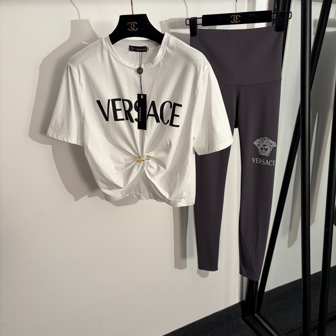 NO:779094,Style number 20262591  Versac* new suit, letter printed Medusa pin slim short-sleeved T-shirt + high-waisted elastic leggings, white, black, S-XXL, [M size shoulder width 38, chest 86, sleeve length 20, length 30-47; pants waist 56 elastic, length 90; weight 0.285kg], Versace-clothing, versace, versace, T-shirt, tees, t-shirt,19860909款号20262591 Versac*新款套装,字母印花美杜莎别针修身短袖T恤+高腰弹力小脚打底裤,白色,黑色,S-XXL,【M码肩宽38,胸围86,袖长20,长30-47；裤子腰围56弹力,长90；重量0.285kg】,范思哲-服装,versace,versace,T-shirt,tees，t-shirt,,Women's clothing