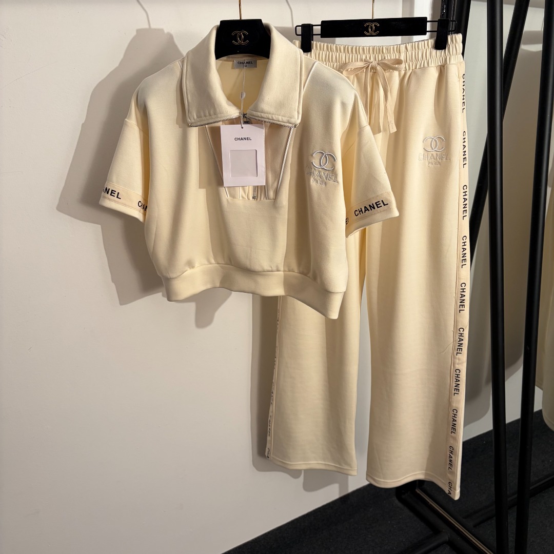 NO:779082,Style number 20262593  Chane* new sports suit, Xiaoxiang logo embroidered zipper lapel short-sleeved T-shirt top + casual trousers with side letter web splicing, apricot, blue, gray, black, S-XL, [M size shoulder width 51, chest 110, sleeve length 16, length 44; waist 68 elastic, length 105; weight 0.900kg], Chanel - clothing, chanel, chanel, T-shirt, tees, t-shirt,19860909款号20262593 Chane*新款运动套装,小香logo刺绣拉链翻领短袖短款T恤上衣+侧边字母织带拼接休闲长裤,杏色,蓝色,灰色,黑色,S-XL,【M码肩宽51,胸围110,袖长16,长44；腰围68弹力,长105；重量0.900kg】,香奈儿-服装,chanel,chanel,T-shirt,tees，t-shirt,,Women's clothing