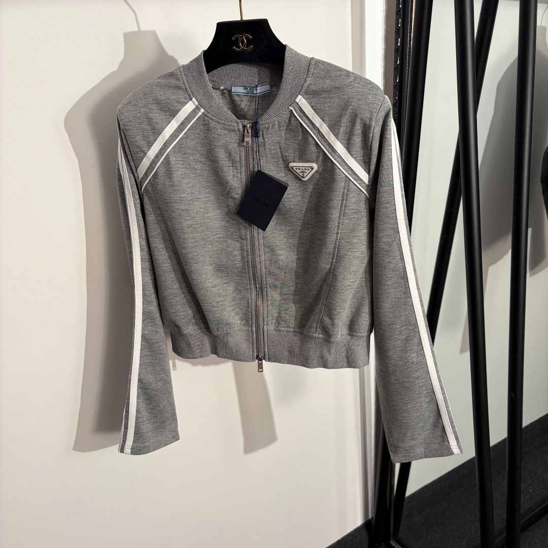 NO:779072,Model No. 20262594 Prad* new logo triangle logo webbing long-sleeved zipper jacket, with shoulder pads, gray, black, S-XL, [M size shoulder width 39, chest 104, sleeve length 60, length 48; weight 0.310kg], Prada - clothing, prada, prada, jackets & coats,19860909款号20262594 Prad*新款 logo三角标织带拼边长袖拉链外套,带垫肩,灰色,黑色,S-XL,【M码肩宽39,胸围104,袖长60,长48；重量0.310kg】,普拉达-服装,prada,prada,jackets & coats,,Women's clothing