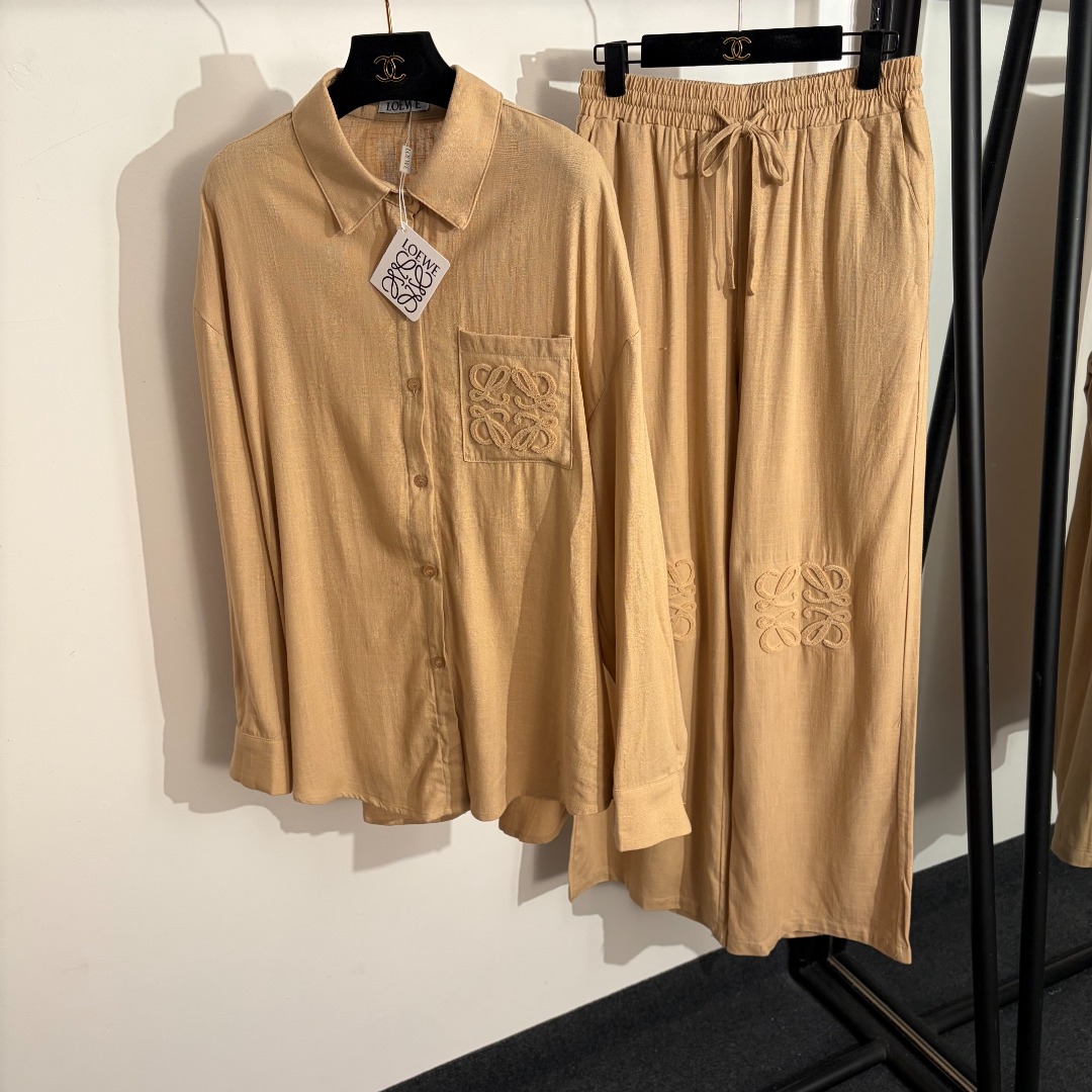NO:779058,Style number 20262595  Loew* new linen suit, flocked logo embroidered single pocket long-sleeved shirt + elastic waist wide-leg trousers, off-white, brick red, peach pink, camel, light khaki, S-XL, [M size shoulder width 55, bust 112, sleeve length 56, length 72-75; waist 72 elastic, length 107; weight 0.780kg], Loew - clothing, loewe, loewe,19860909款号20262595 Loew*新款亚麻套装,植绒logo刺绣单口袋长袖衬衣+松紧腰阔腿长裤,米白色,砖红色,桃粉色,驼色,浅卡其色,S-XL,【M码肩宽55,胸围112,袖长56,长72-75；腰围72弹力,长107；重量0.780kg】,罗意威-服装,loewe,loewe,,Women's clothing