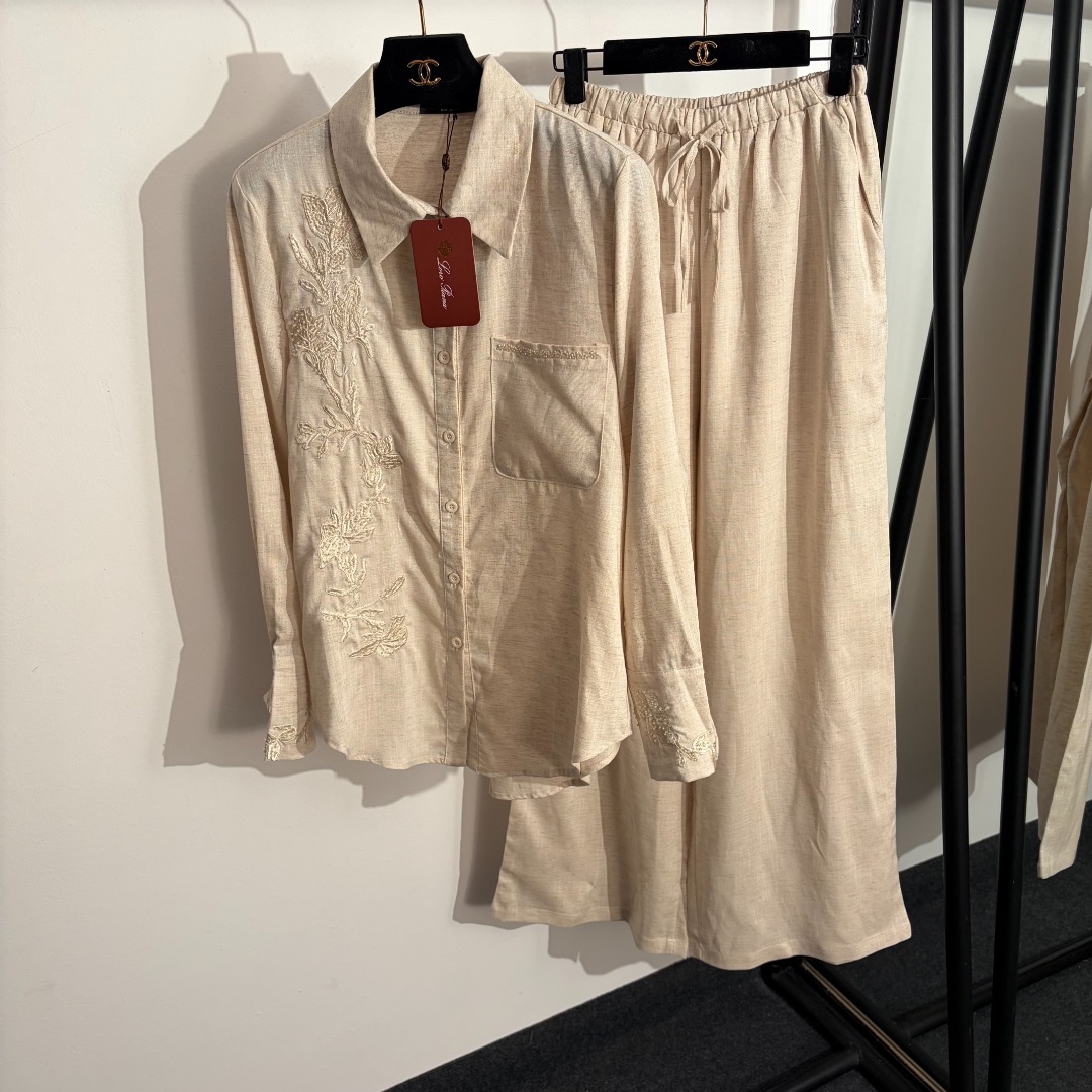 NO:779063,Model No. 20262596 Loro Piana*LP new linen suit, beaded single pocket embroidered flower long-sleeved shirt + elastic waist wide-leg trousers, apricot, red, S-XL, [M size shoulder width 38, bust 104, sleeve length 61, length 70; waist 64 elastic, length 109; weight 0.705kg], women's clothing, loro piana, loro piana,19860909款号20262596 Loro Piana*LP新款亚麻套装,钉珠单口袋刺绣花朵长袖衬衣+松紧腰阔腿长裤,杏色,红色,S-XL,【M码肩宽38,胸围104,袖长61,长70；腰围64弹力,长109；重量0.705kg】,女装,loro piana,loro piana,,Women's clothing
