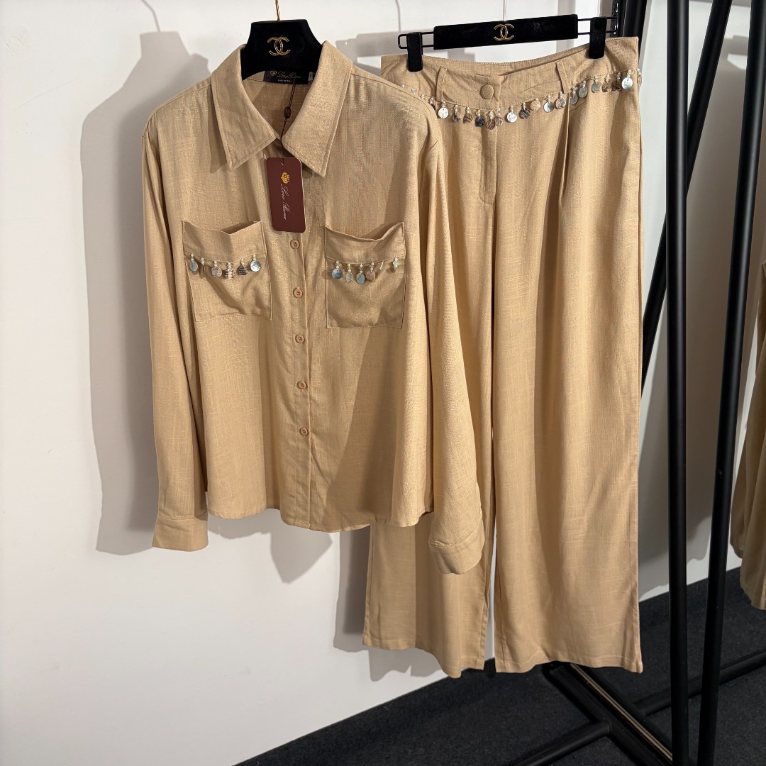 NO:779068,Model No. 20262597 Loro Piana*LP new linen suit, chest pocket pearl tassel pendant long-sleeved shirt + sequin tassel pendant high-waisted trousers, khaki, navy blue, S-XL, [M size shoulder width 44, bust 120, sleeve length 62, length 66; waist 78, length 109; weight 0.745kg], women's clothing, loro piana, loro piana,19860909款号20262597 Loro Piana*LP新款亚麻套装,胸前口袋珍珠流苏吊坠长袖衬衣+亮片流苏吊坠高腰长裤,卡其色,藏蓝色,S-XL,【M码肩宽44,胸围120,袖长62,长66；腰围78,长109；重量0.745kg】,女装,loro piana,loro piana,,Women's clothing