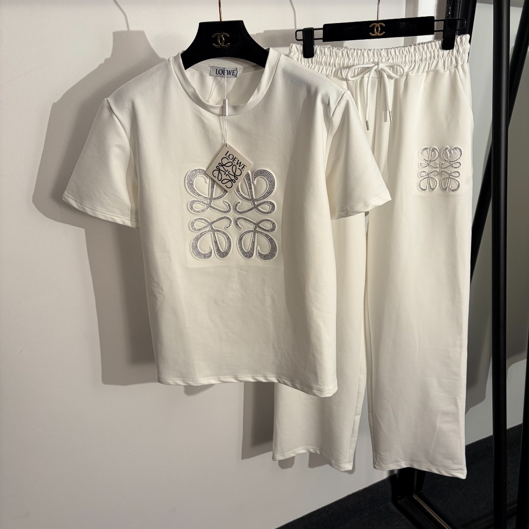 NO:779054,Model No. 20262598 Loew* new sports suit, hot diamond logo short-sleeved T-shirt + elastic waist casual trousers, white, black, S-XL, [M size shoulder width 42, bust 96, sleeve length, 20, length 61; waist 68 stretch, length 100; weight 0.675kg], Loew - clothing, loewe, loewe, T-shirt, tees, t-shirt,19860909款号20262598 Loew*新款运动套装,烫钻logo短袖T恤+松紧腰休闲长裤,白色,黑色,S-XL,【M码肩宽42,胸围96,袖长,20,长61；腰围68弹力,长100；重量0.675kg】,罗意威-服装,loewe,loewe,T-shirt,tees，t-shirt,,Women's clothing
