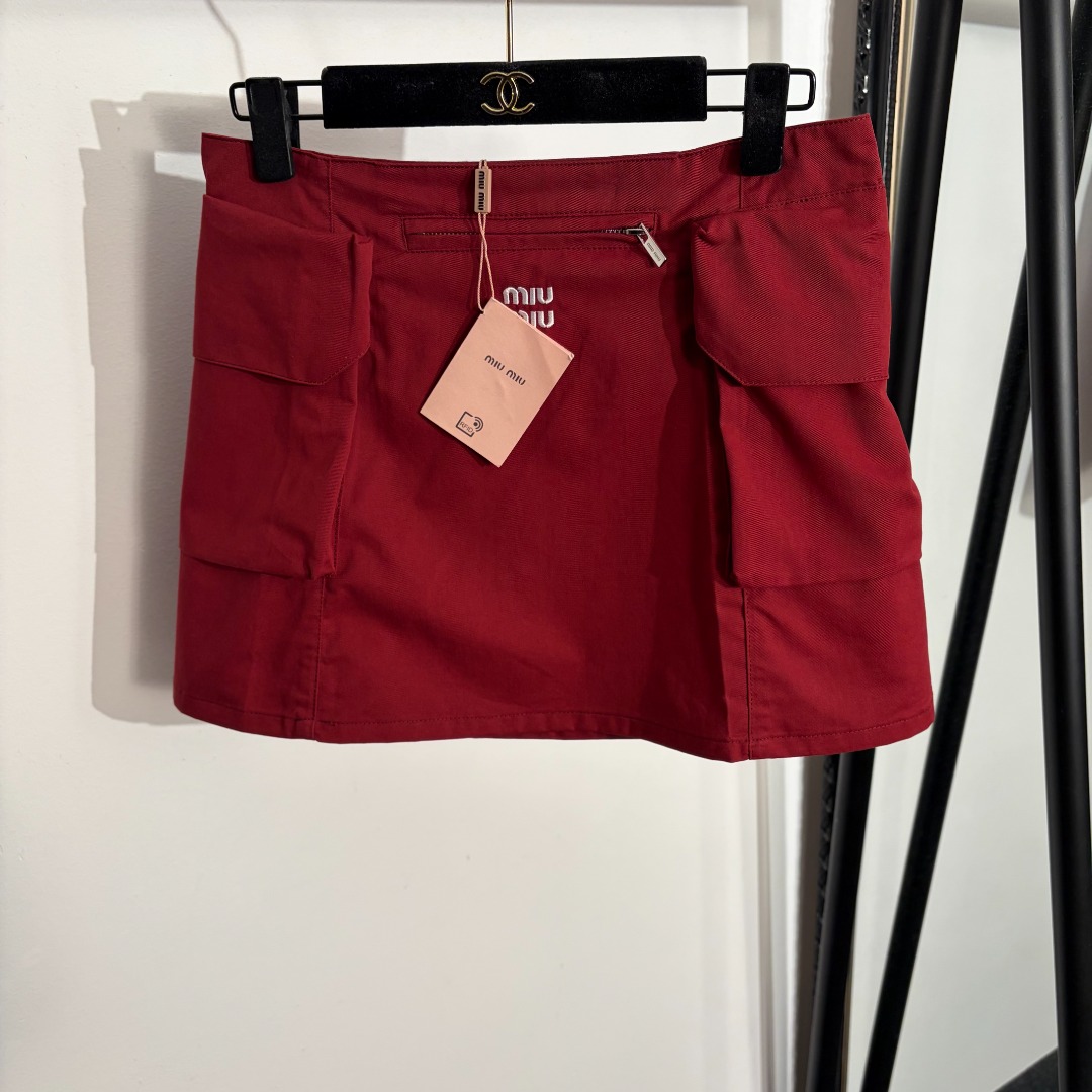 NO:781254,Model No. 20262636 Miumi* new logo embroidered letter work short skirt, red, SML, [M size waist 72, length 36; weight 0.195kg], Miumi-clothing, miumiu, skirts,19860909款号20262636 Miumi*新款 logo刺绣字母工装短半裙,红色,SML,【M码腰围72,长36；重量0.195kg】,缪缪-服装,miumiu,skirts,,Women's clothing
