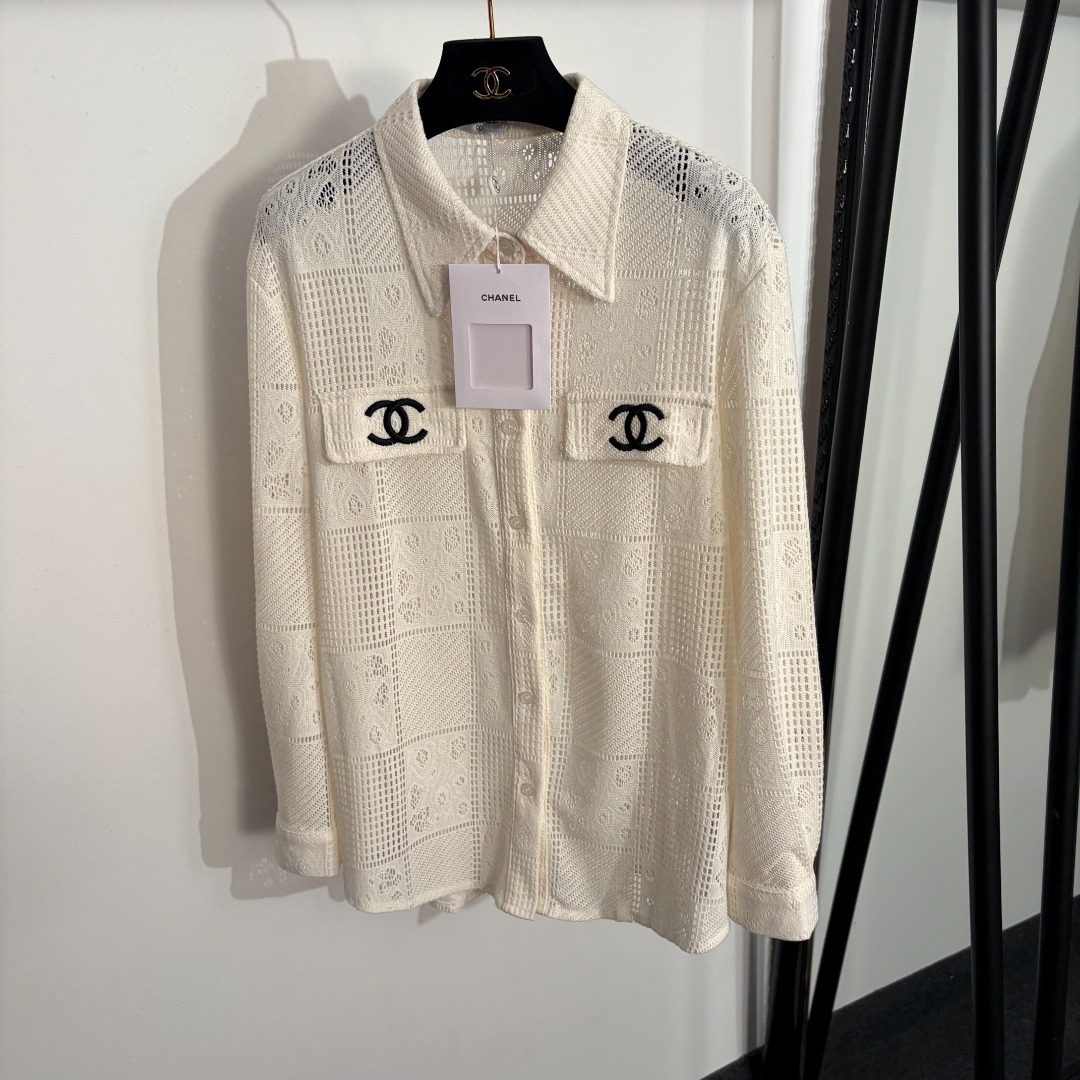 NO:863386,Model number 20262643 Chane* new style Xiaoxiang logo embroidered hollow lapel long-sleeved shirt, off-white, black, SML, [L size shoulder width 46, bust 112, sleeve length 55, length 71; weight 0.300kg], Chanel-clothing, chanel, chanel,19860909款号20262643 Chane*新款 小香logo刺绣镂空翻领长袖衬衣,米白色,黑色,SML,【L码肩宽46,胸围112,袖长55,长71；重量0.300kg】,香奈儿-服装,chanel,chanel,,Women's clothing