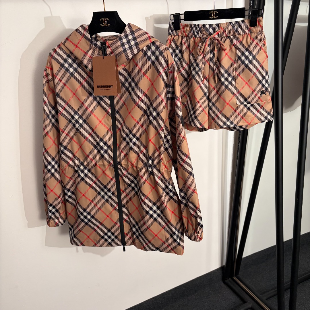NO:781339,Style No. 20262647 Burberr* new casual suit, contrasting plaid drawstring waist long-sleeved hooded windbreaker jacket + war horse knight plaid shorts, khaki, pink, SML, [M size shoulder width 46, bust 110, sleeve length 58, length 73; waist 64 elastic, length 38; weight 0.480kg], Burberry - clothing, burberry, shorts, jackets &  coats, hats,19860909款号20262647 Burberr*新款休闲套装,撞色格纹 抽绳收腰长袖连帽风衣外套+战马骑士格纹短裤,卡其色,粉色,SML,【M码肩宽46,胸围110,袖长58,长73；腰围64弹力,长38；重量0.480kg】,博柏利-服装,burberry,shorts,jackets & coats,hats,,Women's clothing