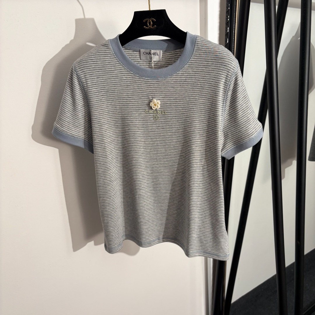 NO:781249,Model No. 20262651 Chane*new style Xiaoxiang logo letter beading three-dimensional flower striped short-sleeved T-shirt, gray, blue, SML, [M size shoulder width 38, chest 94, sleeve length 18, length 57; weight 0.165kg], Chanel - clothing, chanel, chanel, T-shirt, tees, t-shirt,19860909款号20262651 Chane*新款 小香logo字母钉珠立体花朵条纹短袖T恤,灰色,蓝色,SML,【M码肩宽38,胸围94,袖长18,长57；重量0.165kg】,香奈儿-服装,chanel,chanel,T-shirt,tees，t-shirt,,Women's clothing