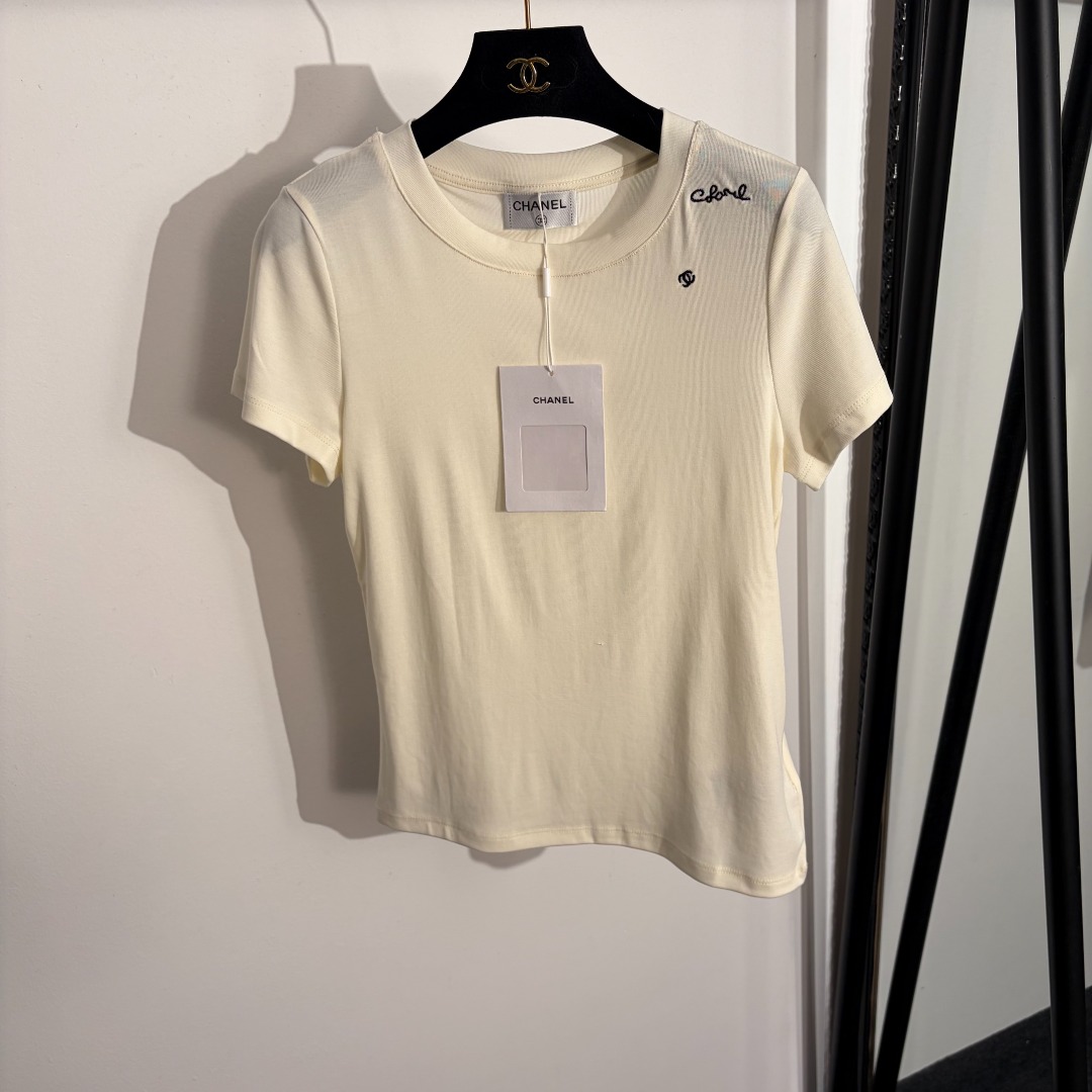 NO:781257,Model No. 20262652 Chane* new style simple logo embroidered slim short-sleeved T-shirt, off-white, black, SML, [M size bust 84, sleeve length 16, length 56; weight 0.140kg], Chanel - clothing, chanel, chanel, T-shirt, tees, t-shirt,19860909款号20262652 Chane*新款 简约logo刺绣修身短袖T恤,米白色,黑色,SML,【M码胸围84,袖长16,长56；重量0.140kg】,香奈儿-服装,chanel,chanel,T-shirt,tees，t-shirt,,Women's clothing