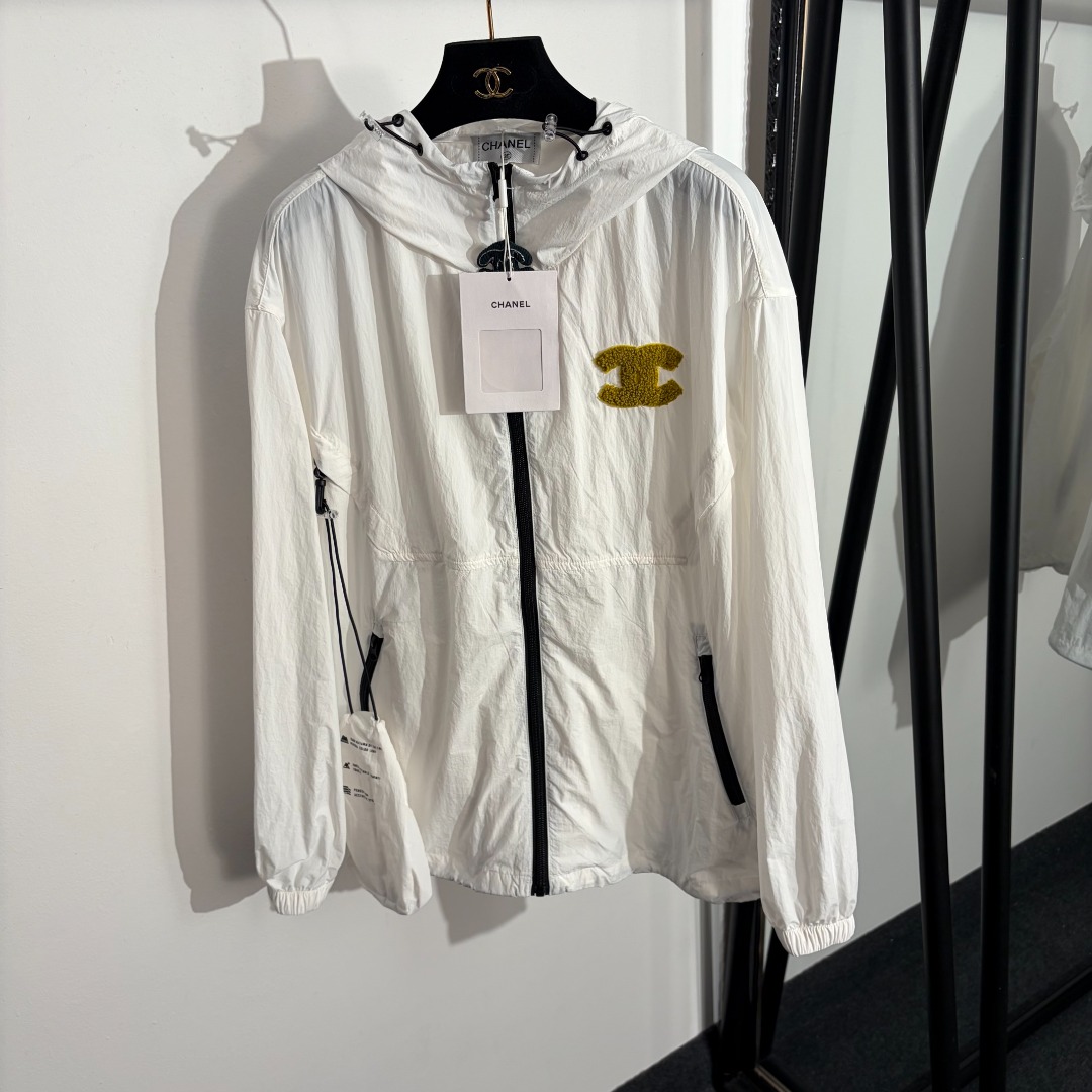 NO:781272,Model No. 20262654 Chane* new style Xiaoxiangfeng plush logo embroidered long-sleeved hooded windbreaker jacket, sun protection jacket, white, gray blue, SML, [M size shoulder width 55, bust 126, sleeve length 57, length 67; weight 0.215kg], Chanel - clothing, chanel, chanel, jackets & coats, hats,19860909款号20262654 Chane*新款 小香风毛绒logo刺绣长袖连帽风衣外套 防晒衣,白色,灰蓝色,SML,【M码肩宽55,胸围126,袖长57,长67；重量0.215kg】,香奈儿-服装,chanel,chanel,jackets & coats,hats,,Women's clothing