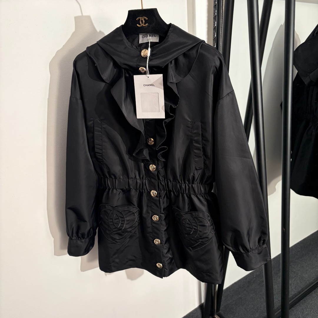 NO:780654,Model No. 20262663 Chane* new love embroidered pocket, small fragrant buttons, ruffle collar, waisted long-sleeved hooded windbreaker jacket, black, SML, [M size shoulder width 56, bust 108, waist 76 stretch, sleeve length 51, length 73; weight 0.505kg], Chanel - Clothing, chanel, chanel, jackets & coats, hats,19860909款号20262663 Chane*新款爱心刺绣口袋 小香纽扣荷叶领收腰长袖连帽风衣外套,黑色,SML,【M码肩宽56,胸围108,腰围76弹力,袖长51,长73；重量0.505kg】,香奈儿-服装,chanel,chanel,jackets & coats,hats,,Women's clothing