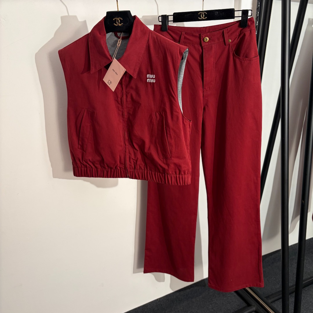 NO:781239,Model No. 20262665 Miumi* new suit, sleeveless lapel vest jacket with logo embroidery on the chest + high-waisted straight trousers, red, SML, [M size bust 102, length 47; weight 0.325kg; waist 70, length 110; weight 0.340kg], Miumiu-clothing, miumiu, jackets & coats,19860909款号20262665 Miumi*新款套装,胸前logo刺绣无袖翻领马甲外套+高腰直筒长裤,红色,SML,【M码胸围102,长47；重量0.325kg；腰围70,长110；重量0.340kg】,缪缪-服装,miumiu,jackets & coats,,Women's clothing