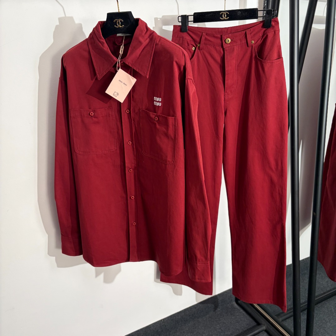 NO:781262,Model No. 20262667 Miumi* new suit, chest pocket logo embroidered letters long-sleeved shirt + high-waisted straight trousers, red, SML, [L size shoulder width 51, bust 118, sleeve length 63, length 76; weight 0.420kg; waist 74, length 111; weight 0.340kg], Miumiu-clothing, miumiu,19860909款号20262667 Miumi*新款套装,胸前口袋logo刺绣字母长袖衬衣+高腰直筒长裤,红色,SML,【L码肩宽51,胸围118,袖长63,长76；重量0.420kg；腰围74,长111；重量0.340kg】,缪缪-服装,miumiu,,Women's clothing