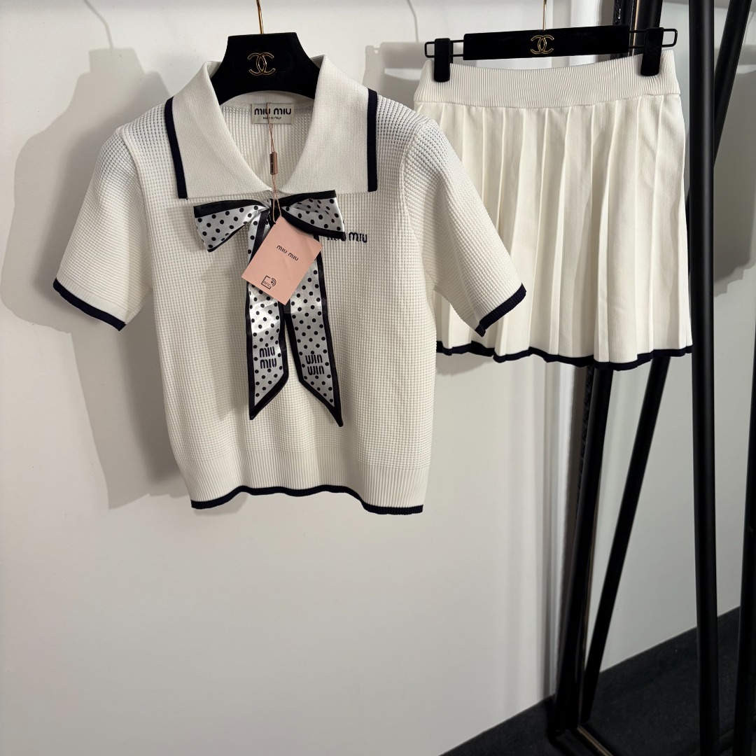NO:781212,Model No. 20262676 Miumi* new knitted suit, logo embroidered letter bow lapel short-sleeved sweater top + knitted pleated short skirt, white, navy blue, [One size fits all bust 82, sleeve length 20, length 48; waist 62 elastic, length 40; weight 0.565kg], Miumiu-clothing, miumiu, skirts, T-shirt,19860909款号20262676 Miumi*新款针织套装,logo刺绣字母蝴蝶结翻领短袖针织衫上衣+针织百褶短半裙,白色,藏蓝色,【均码胸围82,袖长20,长48；腰围62弹力,长40；重量0.565kg】,缪缪-服装,miumiu,skirts,T-shirt,,Women's clothing