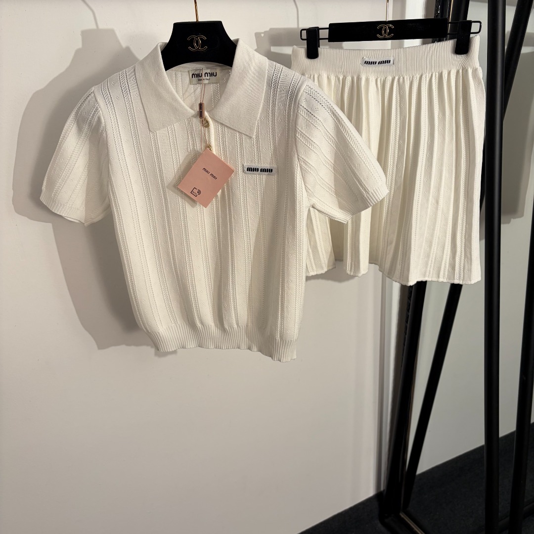 NO:781221,Model No. 20262684 Miumi* new suit, Polo collar short-sleeved sweater top with letter logo + knitted pleated short skirt, white, yellow, purple, black, SML, [M size bust 82, sleeve length 21, length 49; waist 64 elastic, length 43; weight 0.535kg], Miumiu-clothing, miumiu, skirts, T-shirt,19860909款号20262684 Miumi*新款套装,领标字母Polo领短袖针织衫上衣+针织百褶短半裙,白色,黄色,紫色,黑色,SML,【M码胸围82,袖长21,长49；腰围64弹力,长43；重量0.535kg】,缪缪-服装,miumiu,skirts,T-shirt,,Women's clothing