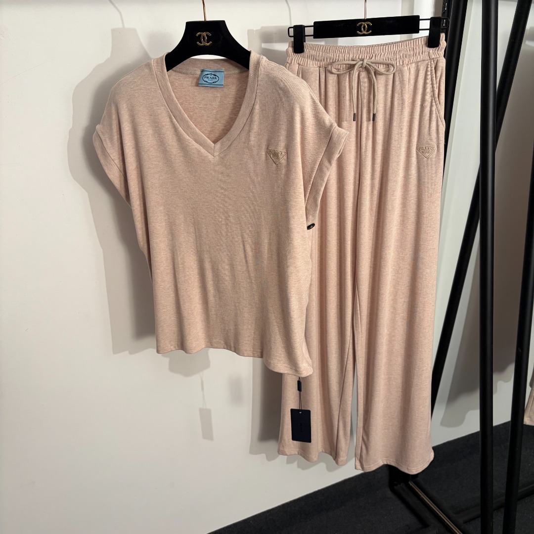 NO:781203,Style No. 20262696 Prad* new casual suit, triangle logo embroidered waistcoat knitted vest top + elastic waist casual wide-leg trousers, apricot, khaki, gray, S-XL, [M size bust 98, length 56; waist 60 stretch, length 104; weight 0.665kg], Prada - Clothing, prada, prada,19860909款号20262696 Prad*新款休闲套装,三角形logo刺绣坎肩针织背心上衣+松紧腰休闲阔腿长裤,杏色,卡其色,灰色,S-XL,【M码胸围98,长56；腰围60弹力,长104；重量0.665kg】,普拉达-服装,prada,prada,,Women's clothing