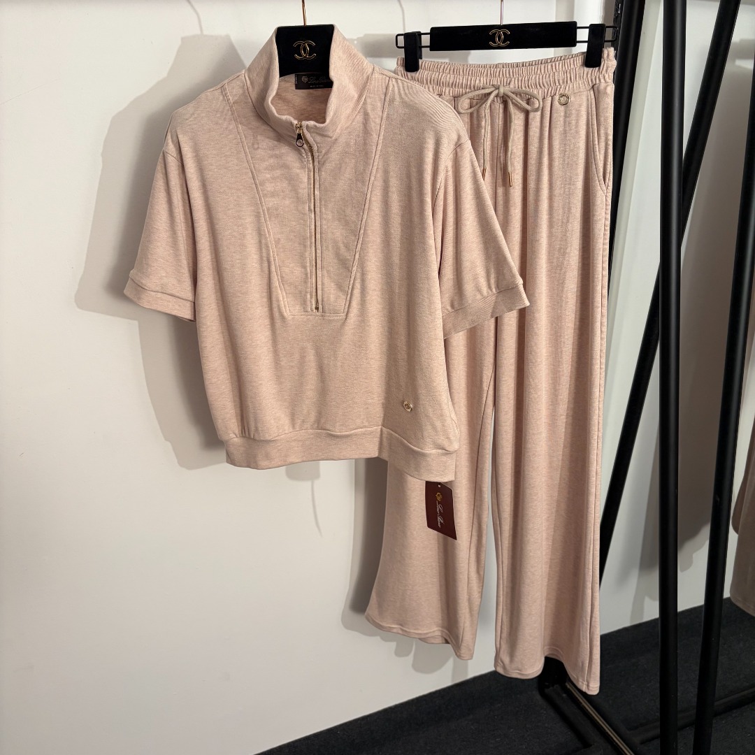 NO:781255,Model No. 20262698 Loro Piana*LP new knitted suit, metal ring half-zip short-sleeved pullover sweater T-shirt top + elastic waist casual wide-leg trousers, apricot, khaki, gray, SML, [M size shoulder width 43, bust 98, sleeve length 21, length 56; waist 62 elastic, length 105; weight 0.775kg], women's clothing, loro piana, loro  piana,T-shirt,tees,t-shirt,19860909款号20262698 Loro Piana*LP新款针织套装,金属圈圈半拉链短袖套头针织衫T恤上衣+松紧腰休闲阔腿长裤,杏色,卡其色,灰色,SML,【M码肩宽43,胸围98,袖长21,长56；腰围62弹力,长105；重量0.775kg】,女装,loro piana,loro piana,T-shirt,tees，t-shirt,,Women's clothing
