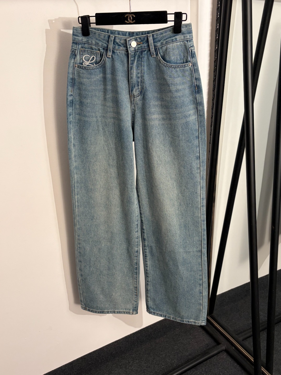 NO:781229,Style number 20262701 Loew* new style washed distressed denim trousers with back logo embroidery pocket, blue, S-XL, [M size waist 70, length 104; weight 0.590kg], Loew-clothing, loewe, loewe,19860909款号20262701 Loew*新款 后背logo刺绣口袋水洗做旧牛仔长裤,蓝色,S-XL,【M码腰围70,长104；重量0.590kg】,罗意威-服装,loewe,loewe,,Women's clothing