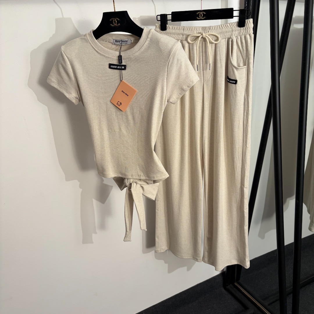 NO:781186,Model No. 20262708 Miumi* new knitted suit, collar letter strap backless short-sleeved sweater top + elastic high-waisted casual trousers, apricot, brown, navy blue, SML, [M size bust 70, sleeve length 12, length 46; waist 66 elastic, length 97; weight 0.600Kg], Miumiu-clothing, miumiu, T-shirt,19860909款号20262708 Miumi*新款针织套装,领标字母绑带露背短袖针织衫上衣+松紧高腰休闲长裤,杏色,咖啡色,藏蓝色,SML,【M码胸围70,袖长12,长46；腰围66弹力,长97；重量0.600Kg】,缪缪-服装,miumiu,T-shirt,,Women's clothing