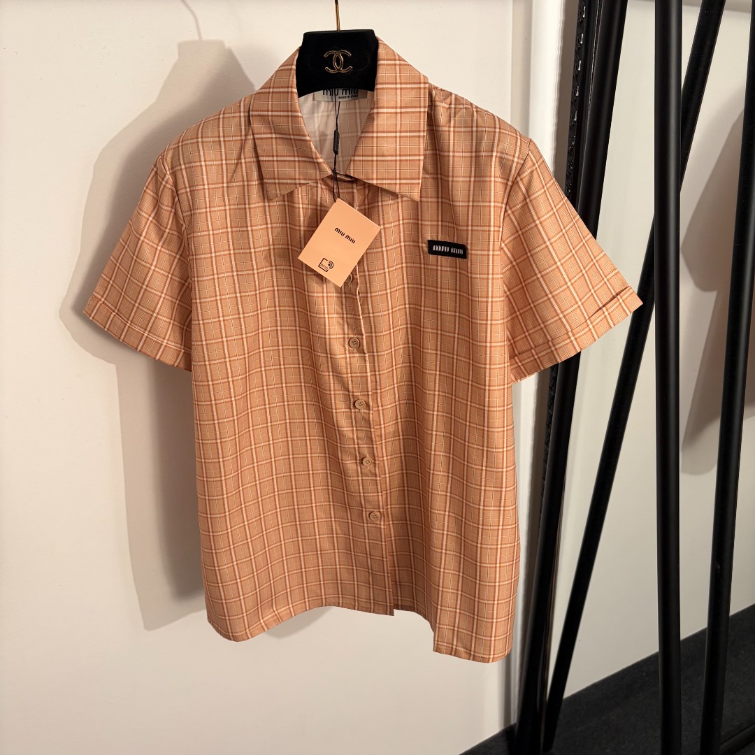 NO:781150,Model No. 20262717 Miumi* new style collared letter plaid lapel short-sleeved shirt, light orange, SML, [M size shoulder width 41, chest 106, sleeve length 22, length 67; weight 0.150Kg], Miumi-clothing, miumiu, T-shirt,19860909款号20262717 Miumi*新款 领标字母格子翻领短袖衬衣,浅橘色,SML,【M码肩宽41,胸围106,袖长22,长67；重量0.150Kg】,缪缪-服装,miumiu,T-shirt,,Women's clothing