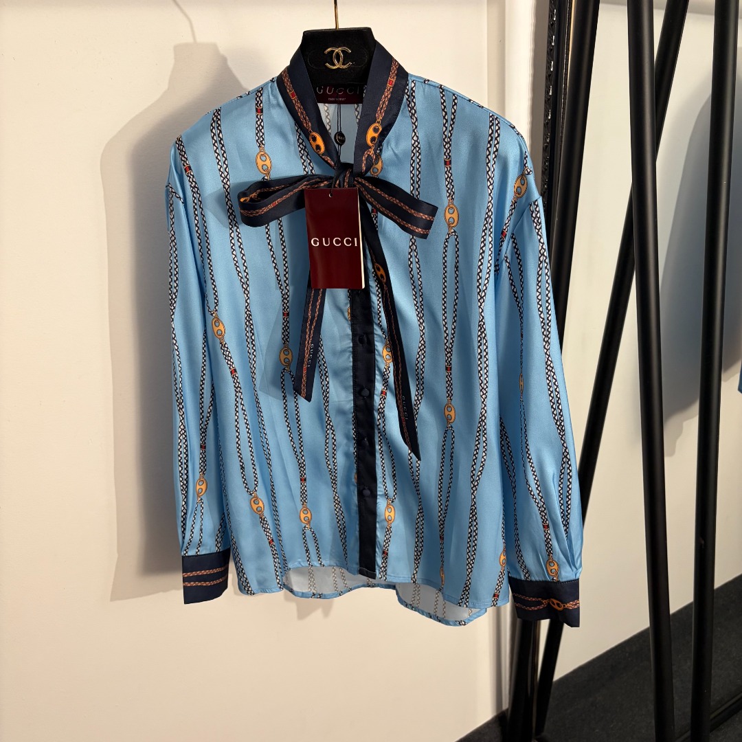 NO:781174,Model number 20262722 Gucc* new style rope chain print bow ribbon long-sleeved shirt, blue, SML, [M size shoulder width 50, chest 112, sleeve length 53, length 65-71; weight 0.Kg], Gucci-clothing, gucci, gucci,19860909款号20262722 Gucc*新款 绳索链条印花 蝴蝶结飘带气质长袖衬衣,蓝色,SML,【M码肩宽50,胸围112,袖长53,长65-71；重量0.Kg】,古驰-服装,gucci,gucci,,Women's clothing