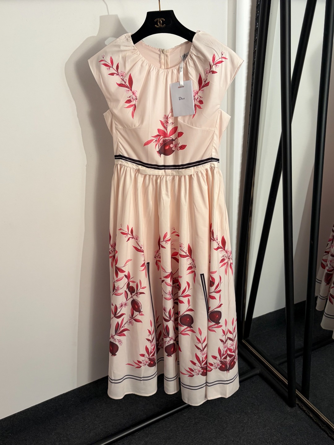 NO:783194,Model No. 20262792 Dio* new pomegranate print waist vest dress, light pink, SML, [M size bust 90, waist 74, length 128; weight 0.465kg], Dior-clothing, dior, dior, skirts,19860909款号20262792 Dio*新款 石榴印花收腰坎肩背心连衣裙,浅粉色,SML,【M码胸围90,腰围74,长128；重量0.465kg】,迪奥-服装,dior,dior,skirts,,Women's clothing