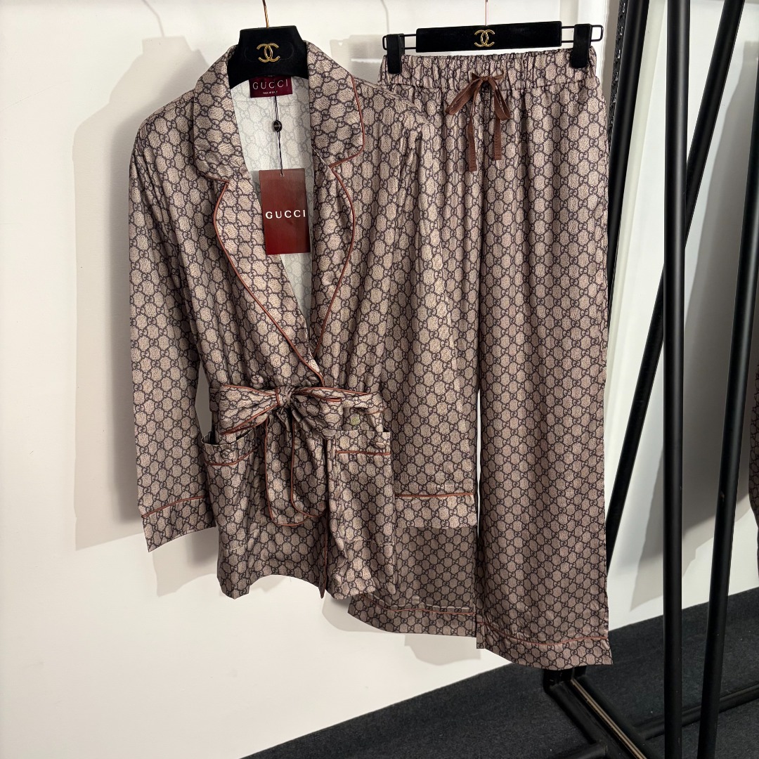 NO:783209,Model number 20262800 Gucc* new home style casual suit, presbyopic GG printed lace-up waisted long-sleeved shirt + high-waisted straight trousers, coffee color, SML, [M size shoulder width 44, bust 114, sleeve length 60, length 76; waist 62 elastic, length 105; weight 0.445kg], Gucci - Clothing, gucci, gucci,19860909款号20262800 Gucc*新款家居风休闲套装,老花GG印花系带收腰长袖衬衣+高腰直筒长裤,咖色,SML,【M码肩宽44,胸围114,袖长60,长76；腰围62弹力,长105；重量0.445kg】,古驰-服装,gucci,gucci,,Women's clothing